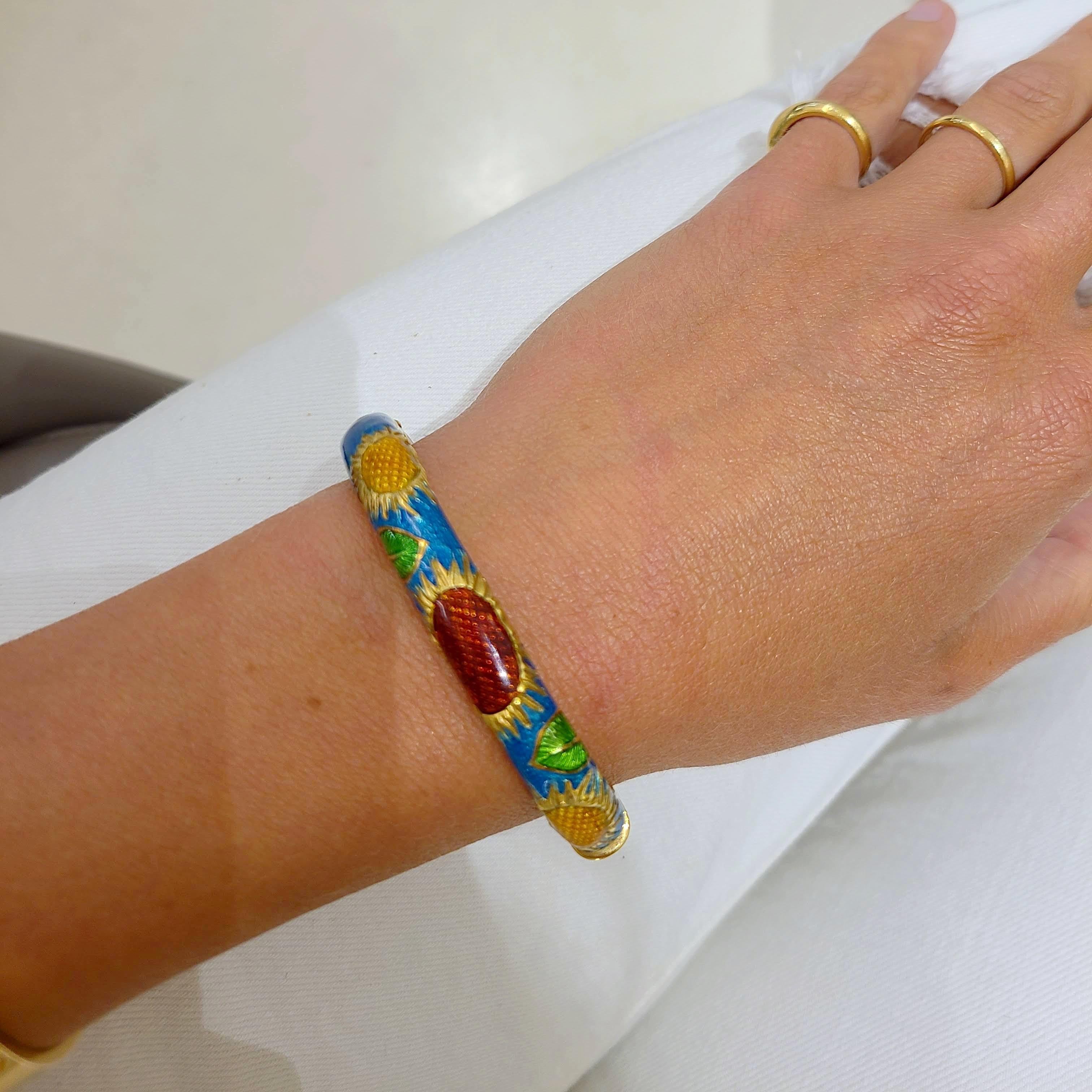 18 Karat Yellow Gold and Red, Yellow, Blue, Enamel Sunflowers Bangle Bracelet In New Condition For Sale In New York, NY