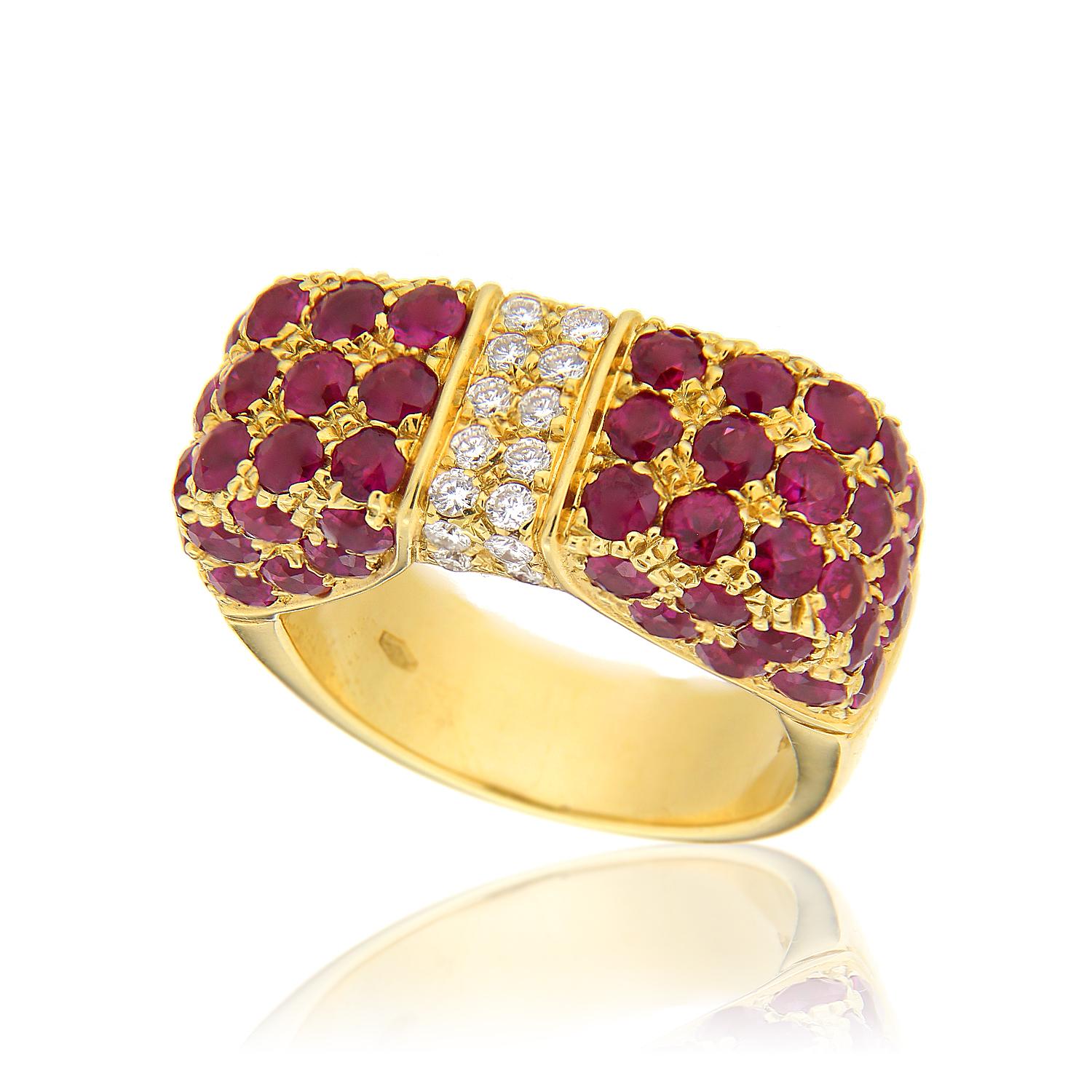 18 Karat Yellow Gold Ribbon Ring Brilliant Cut Rubies 5.90 Ct & Diamonds 0.40 Ct In New Condition For Sale In Bergamo, BG