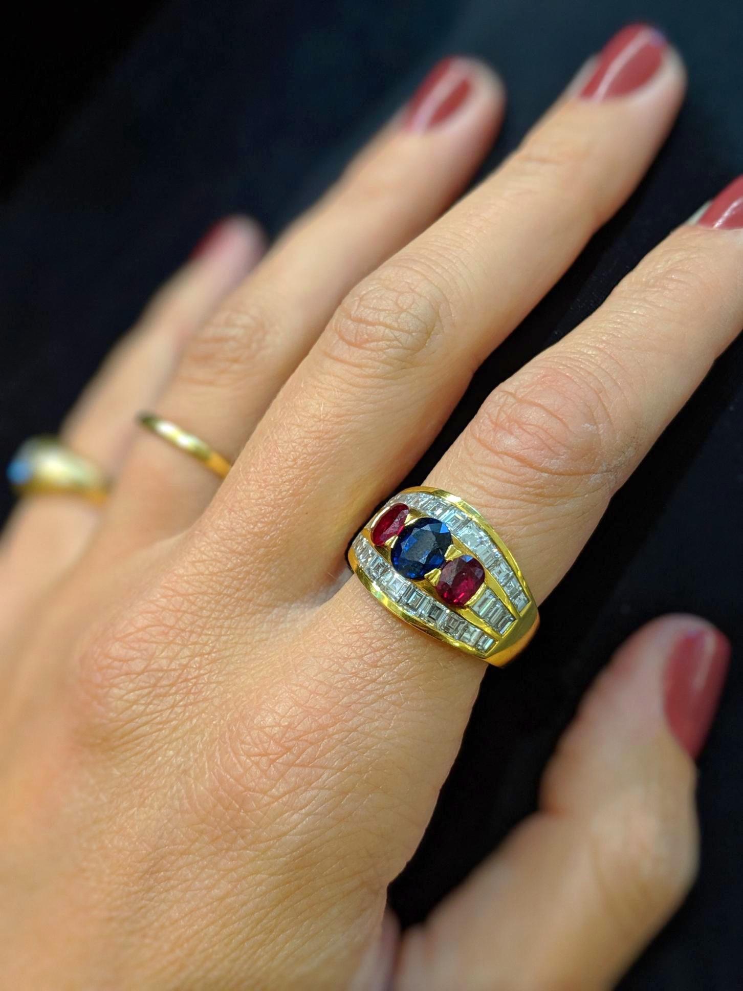 18 Karat Gold Ring, 1.53 Carat Oval Blue Sapphire, with Rubies and Diamonds In New Condition For Sale In New York, NY