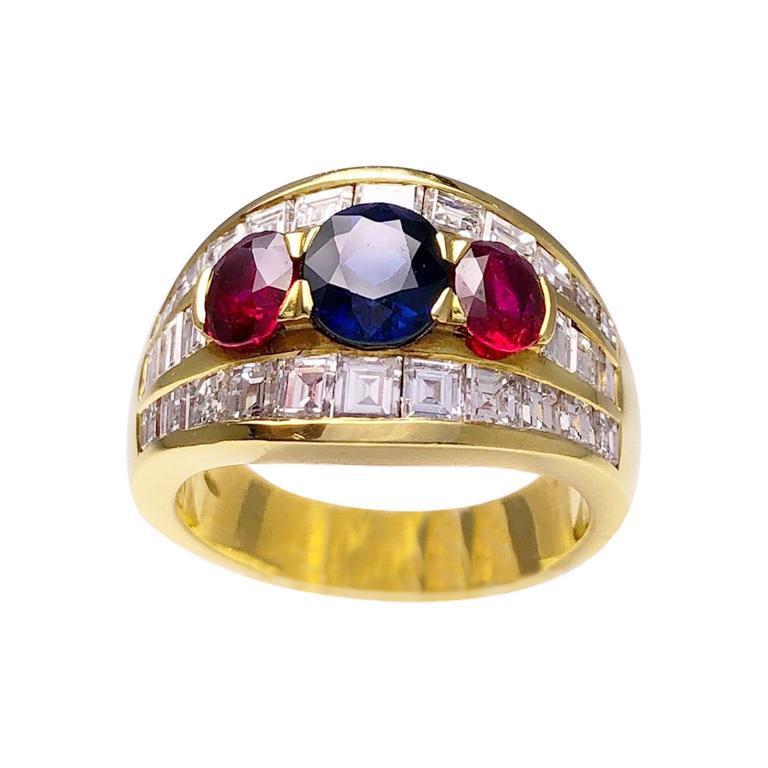 18 Karat Goldring, 1,53 Karat ovaler blauer Saphir, mit Rubinen und Diamanten