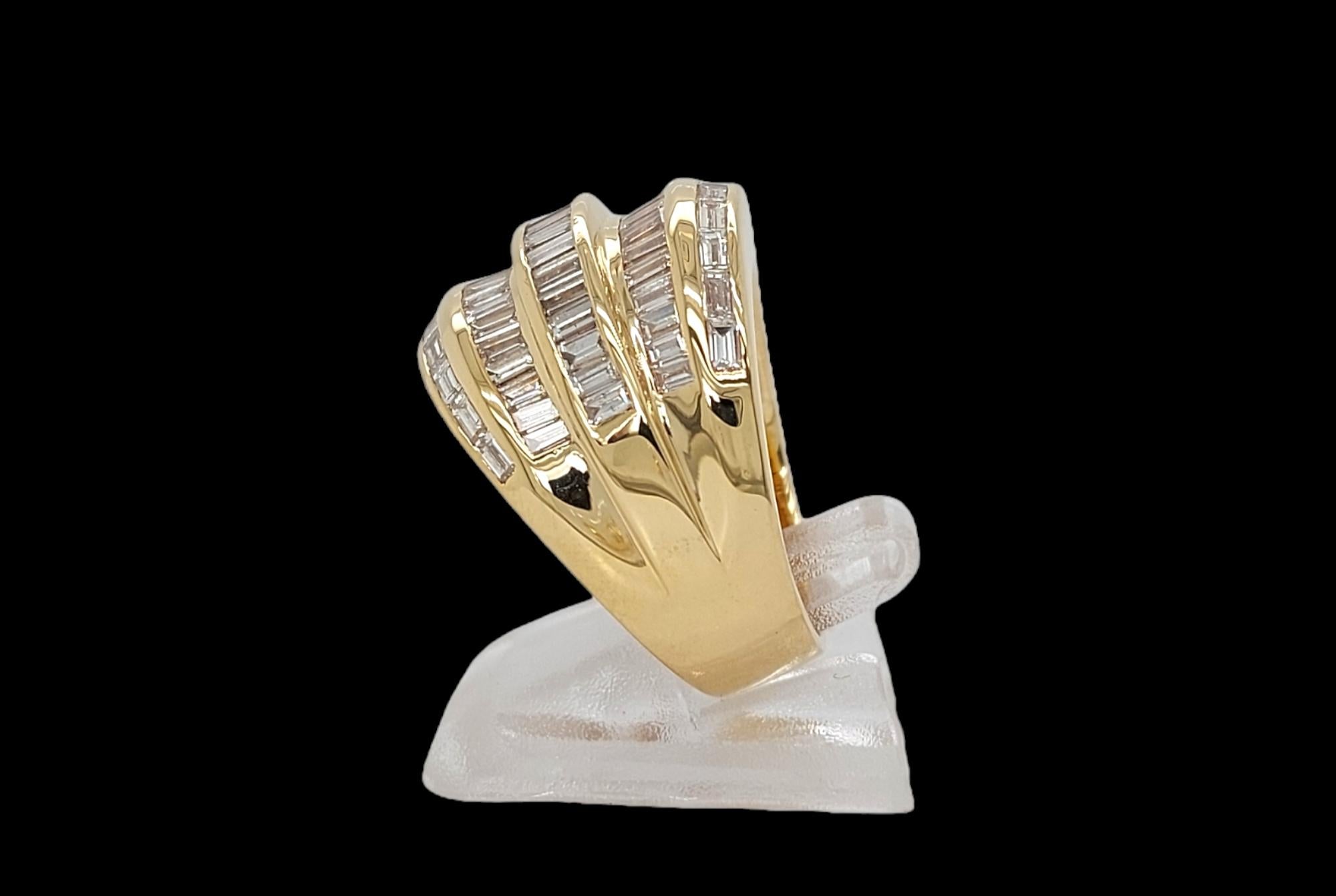 18kt Yellow Gold Ring 4.5 Carat, Baguette Cut Diamonds, Estate Sultan Oman For Sale 3
