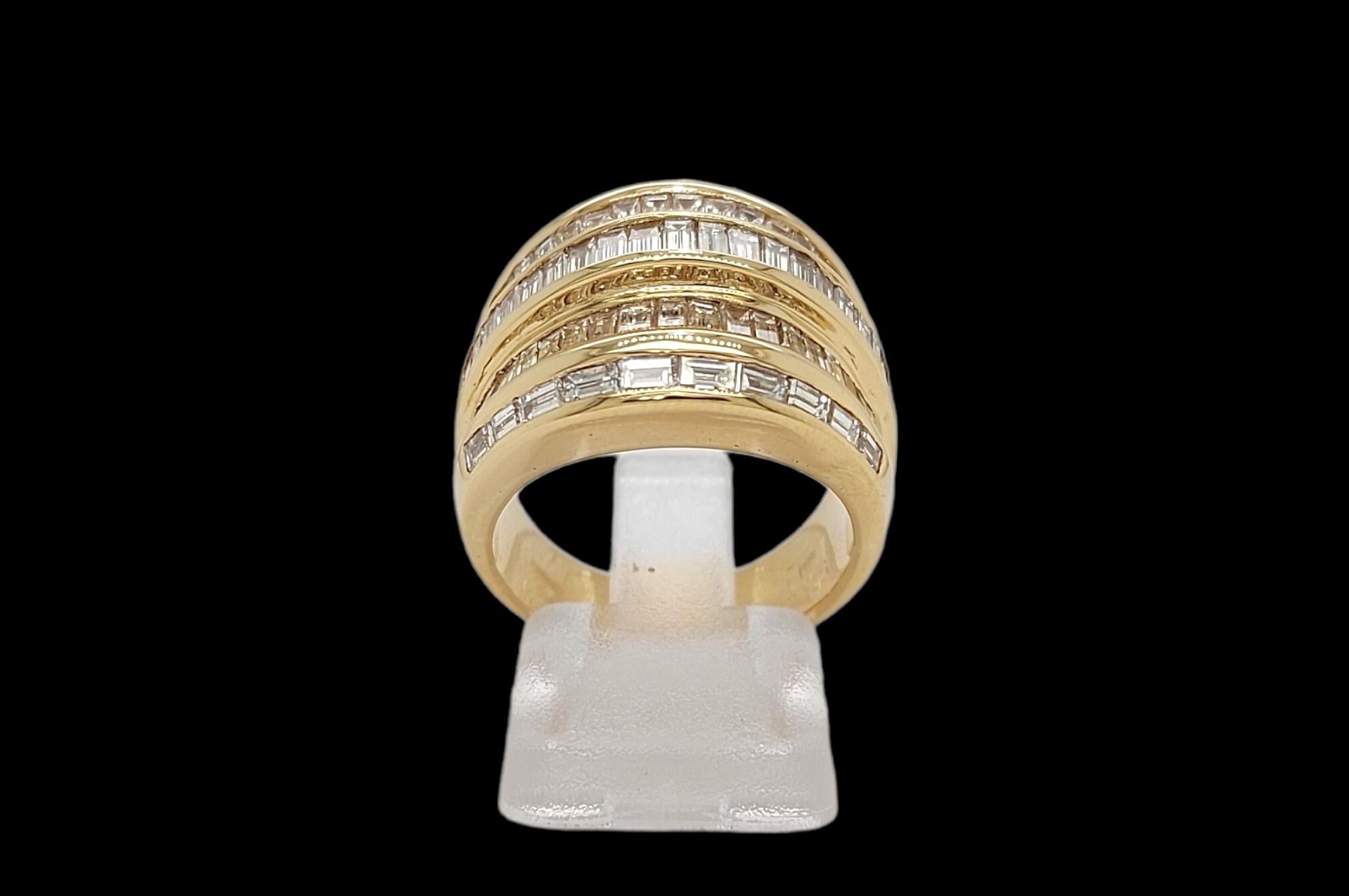Women's or Men's 18kt Yellow Gold Ring 4.5 Carat, Baguette Cut Diamonds, Estate Sultan Oman For Sale