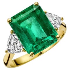18kt Yellow Gold Ring 6.75ct Minor Emerald Colombia, Triangle Diamonds CGL 