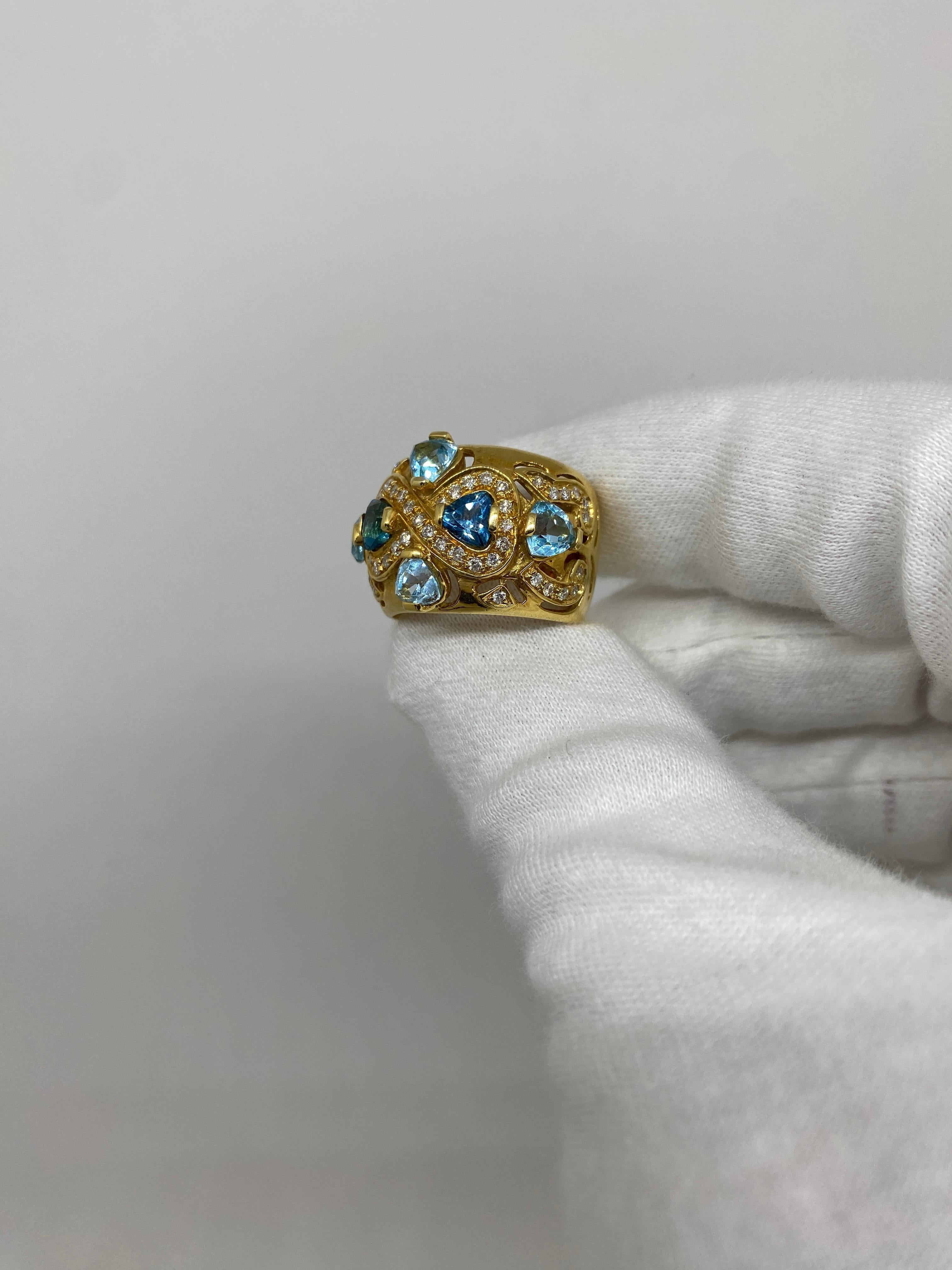 Brilliant Cut 18Kt Yellow Gold Ring Blue Topazes & White Diamonds For Sale