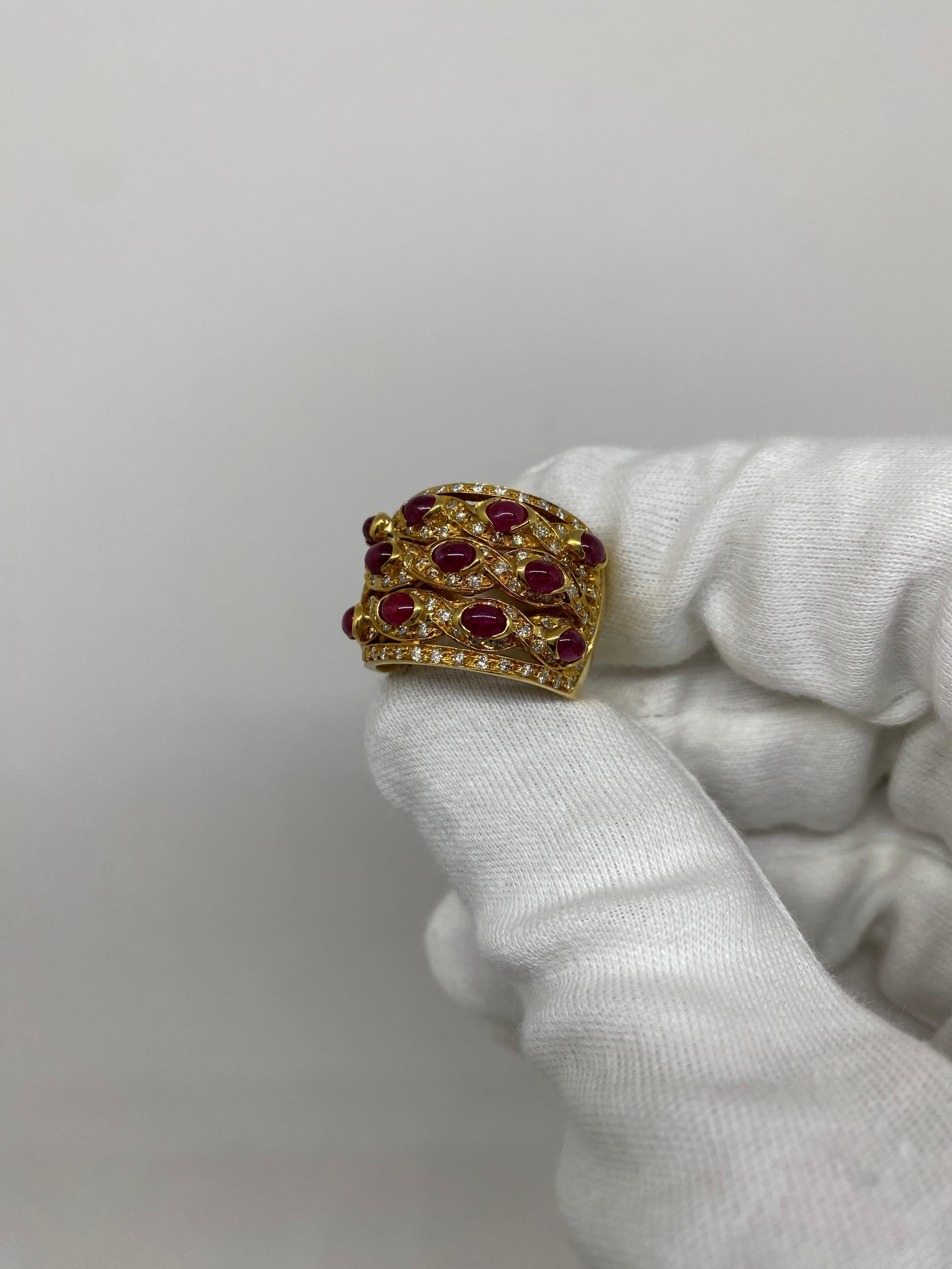 18Kt Yellow Gold Ring Cabochon-Cut Rubies 4.40 Ct & White Diamonds 2.16 Ct In Excellent Condition For Sale In Bergamo, BG