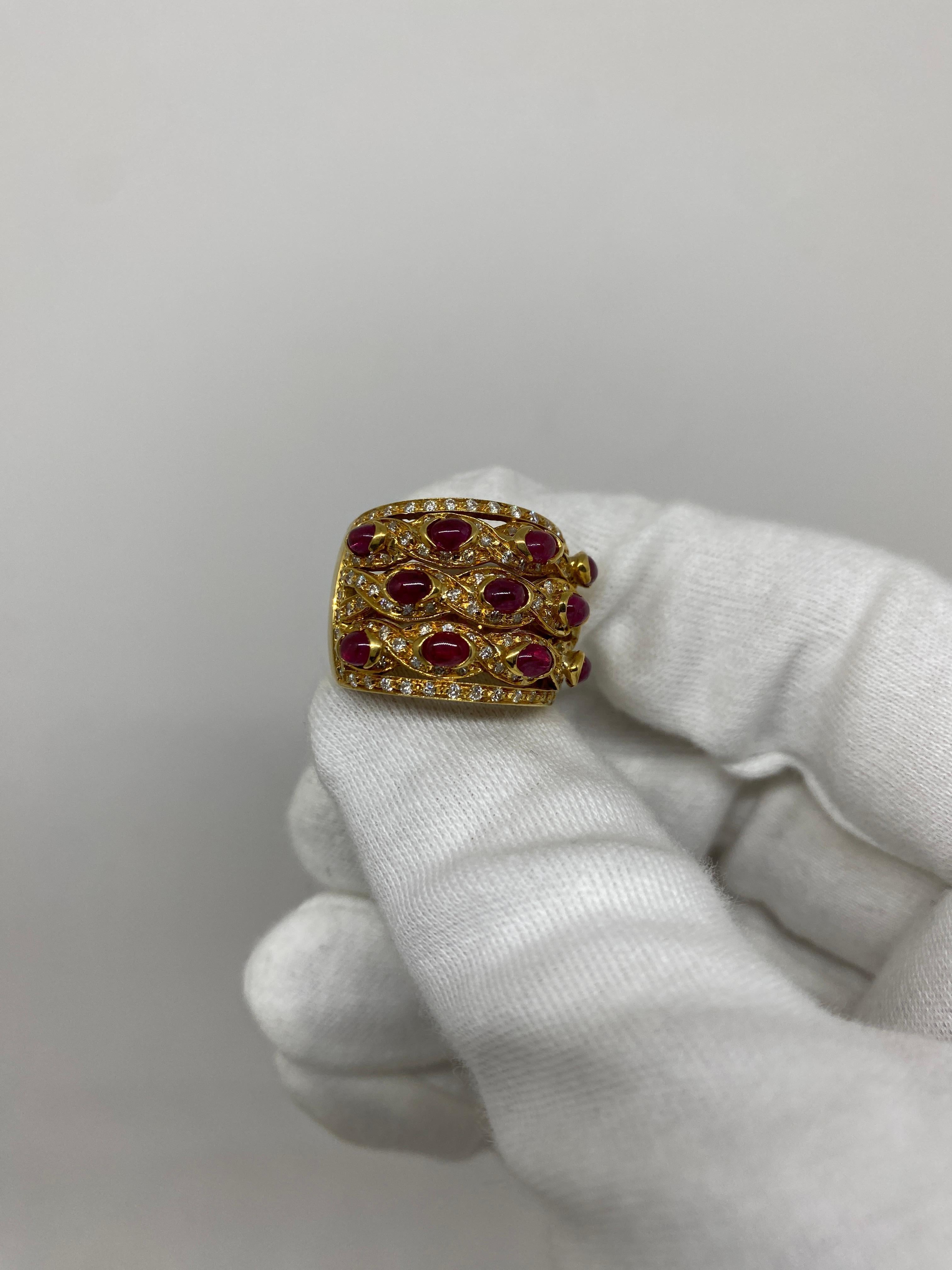 Women's or Men's 18Kt Yellow Gold Ring Cabochon-Cut Rubies 4.40 Ct & White Diamonds 2.16 Ct For Sale