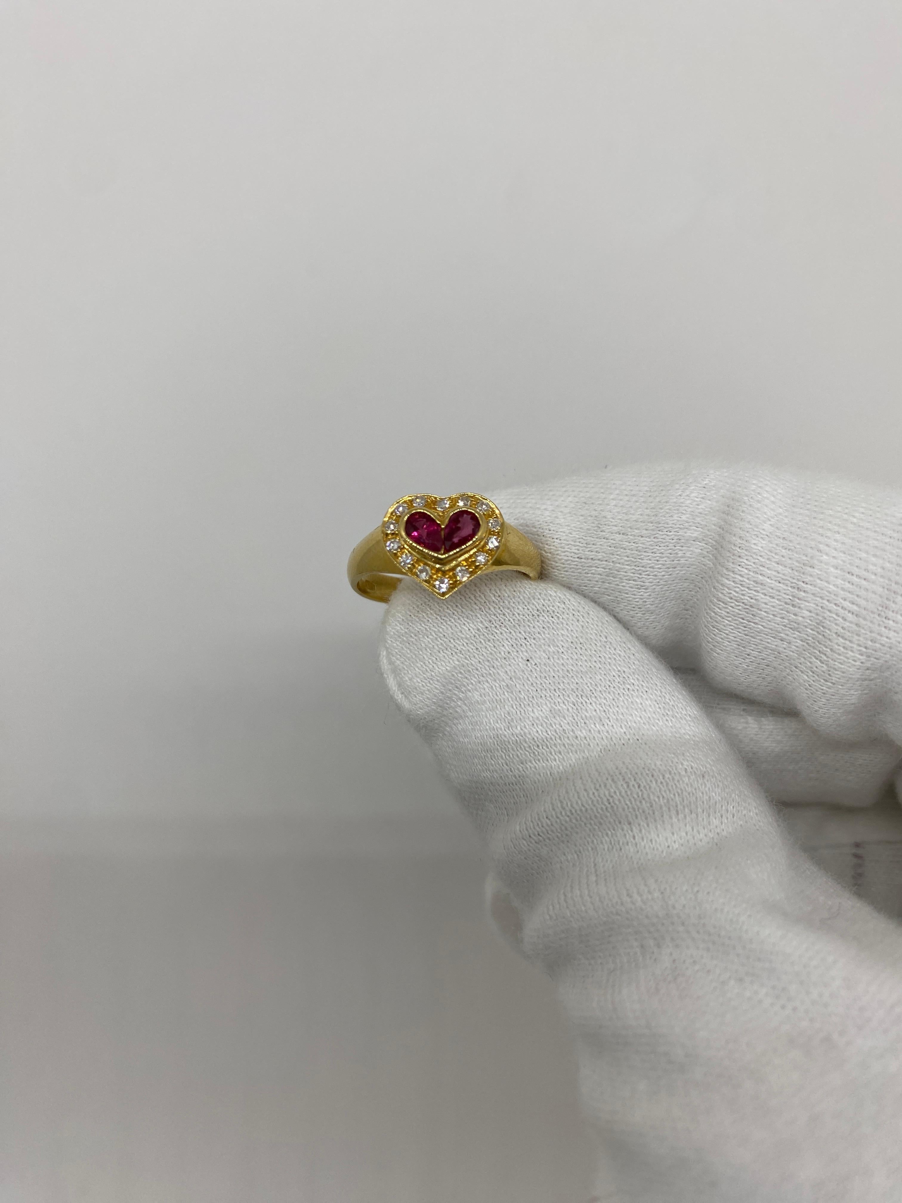Ring made of 18kt yellow gold with pear-cut rubies and natural white brilliant-cut diamonds

Welcome to our jewelry collection, where every piece tells a story of timeless elegance and unparalleled craftsmanship. As a family-run business in Italy