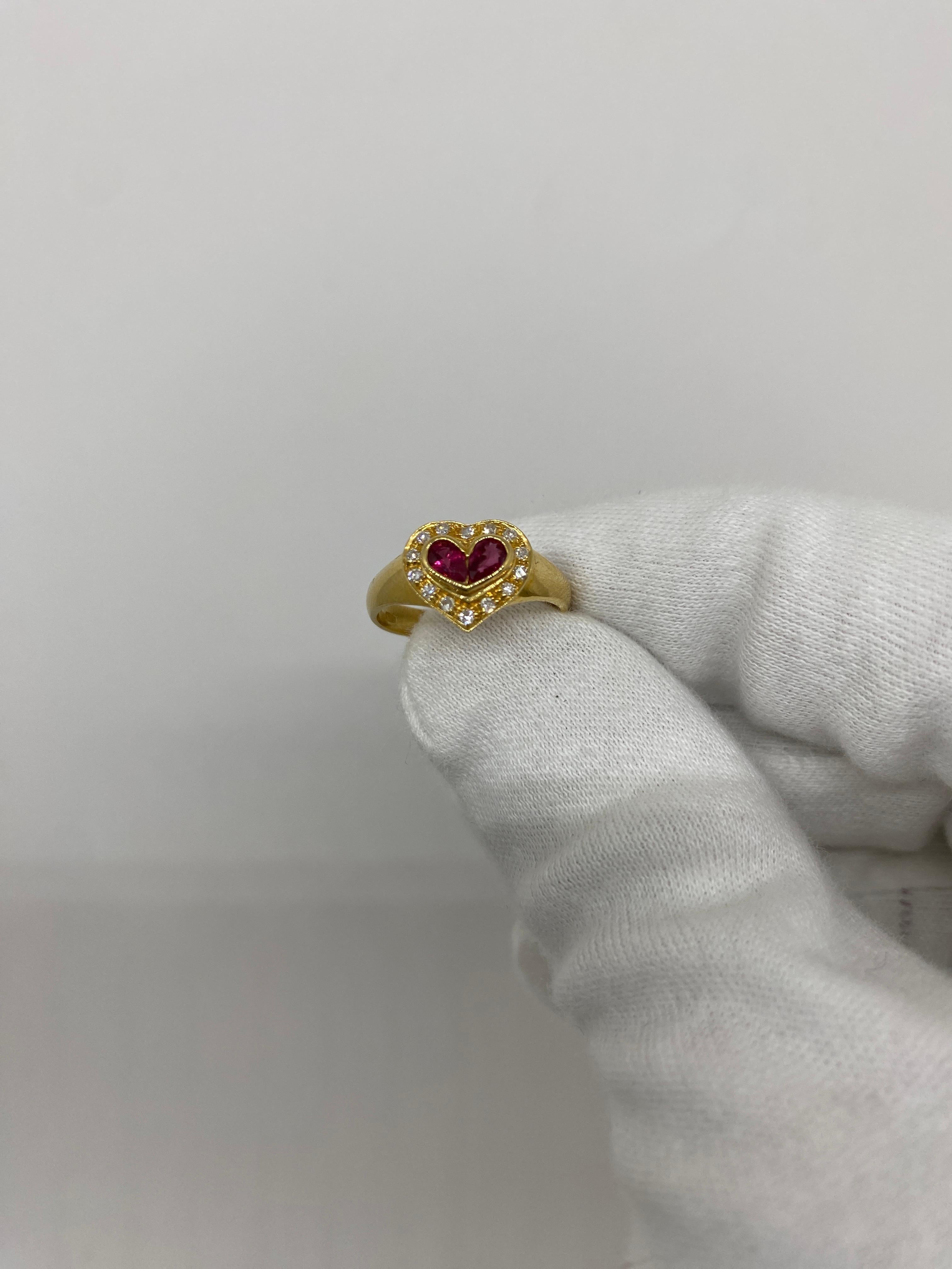 Anillo de oro amarillo de 18 quilates con rubíes talla pera y diamantes blancos naturales talla brillante

Bienvenido a nuestra colección de joyas, donde cada pieza cuenta una historia de elegancia atemporal y artesanía sin igual. Como empresa