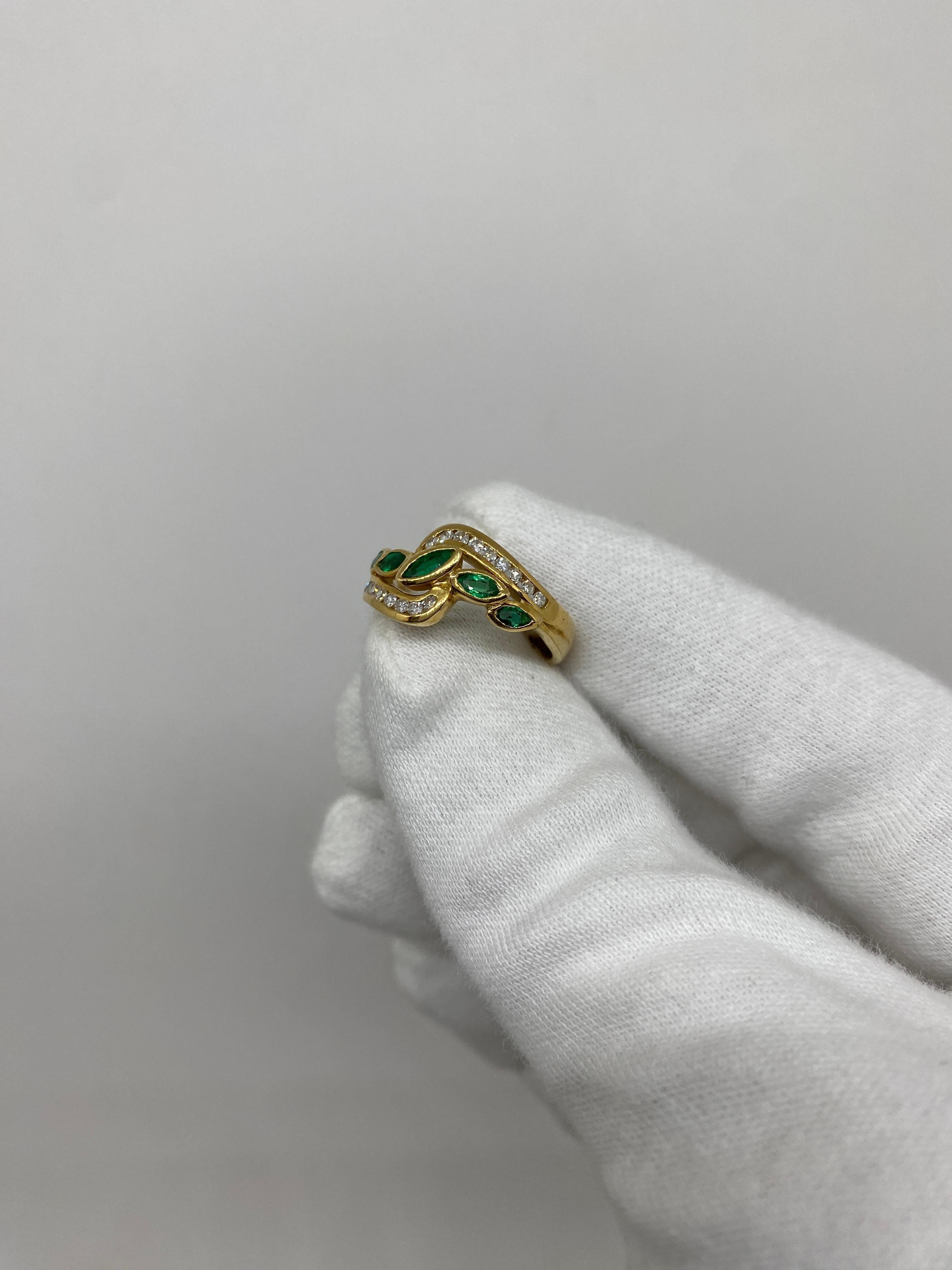 Bague en or jaune 18kt avec des émeraudes taillées en navette pour ct .0.51 et des diamants blancs naturels taillés en brillant pour ct .0.30

Bienvenue dans notre collection de bijoux, où chaque pièce raconte une histoire d'élégance intemporelle et