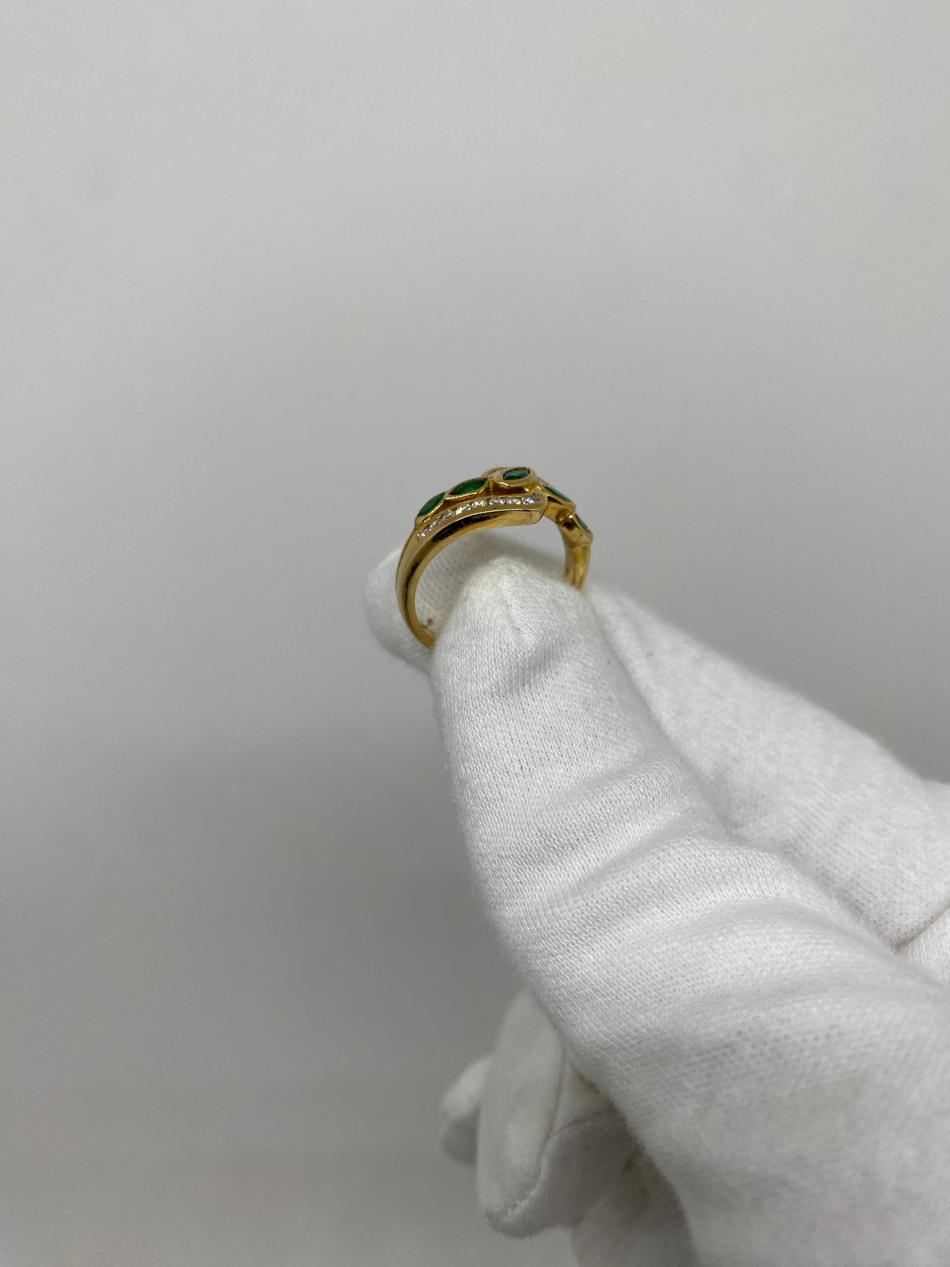 Taille brillant Bague en or jaune 18 carats avec émeraudes taillées en navette et diamants blancs en vente