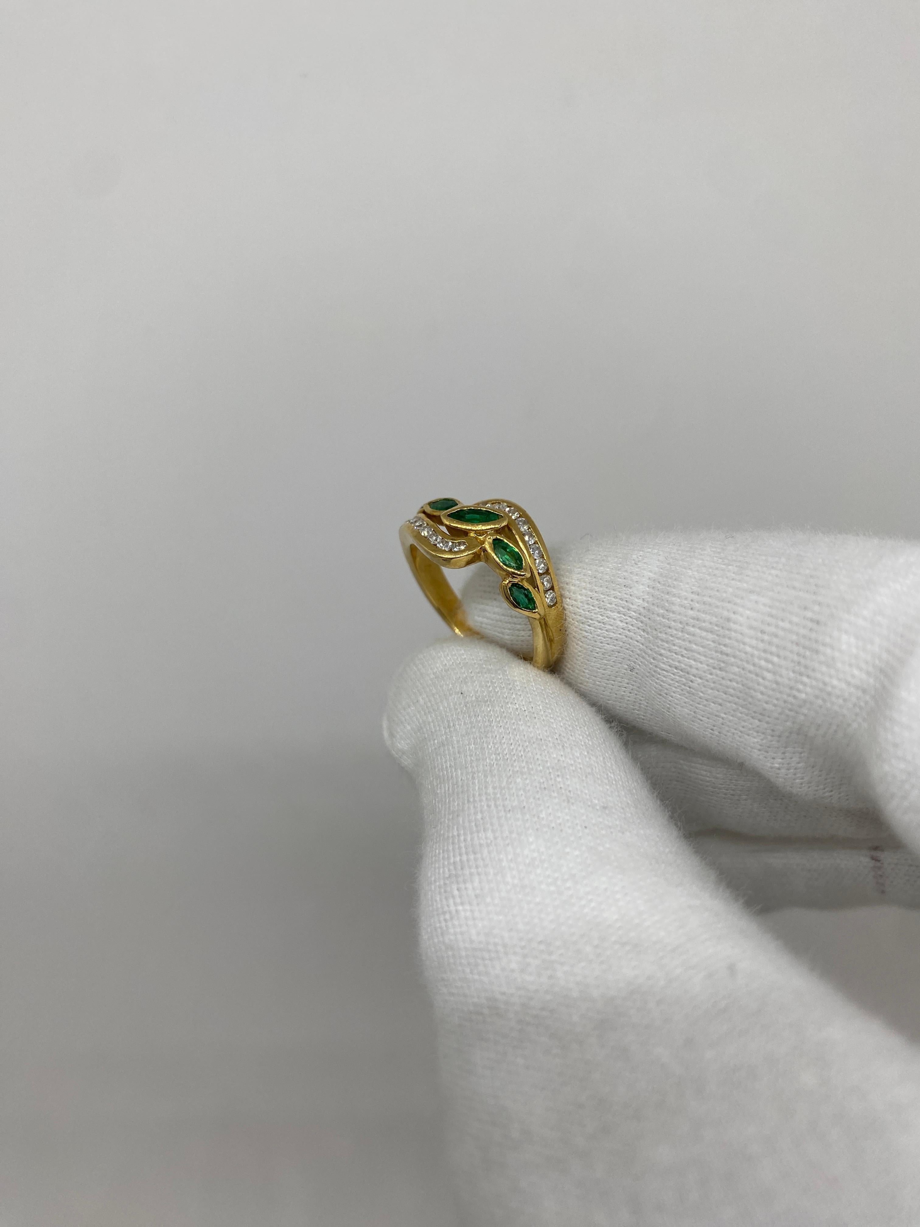 18Kt Yellow Gold Ring Navette-Cut Emeralds & White Diamonds In Excellent Condition For Sale In Bergamo, BG