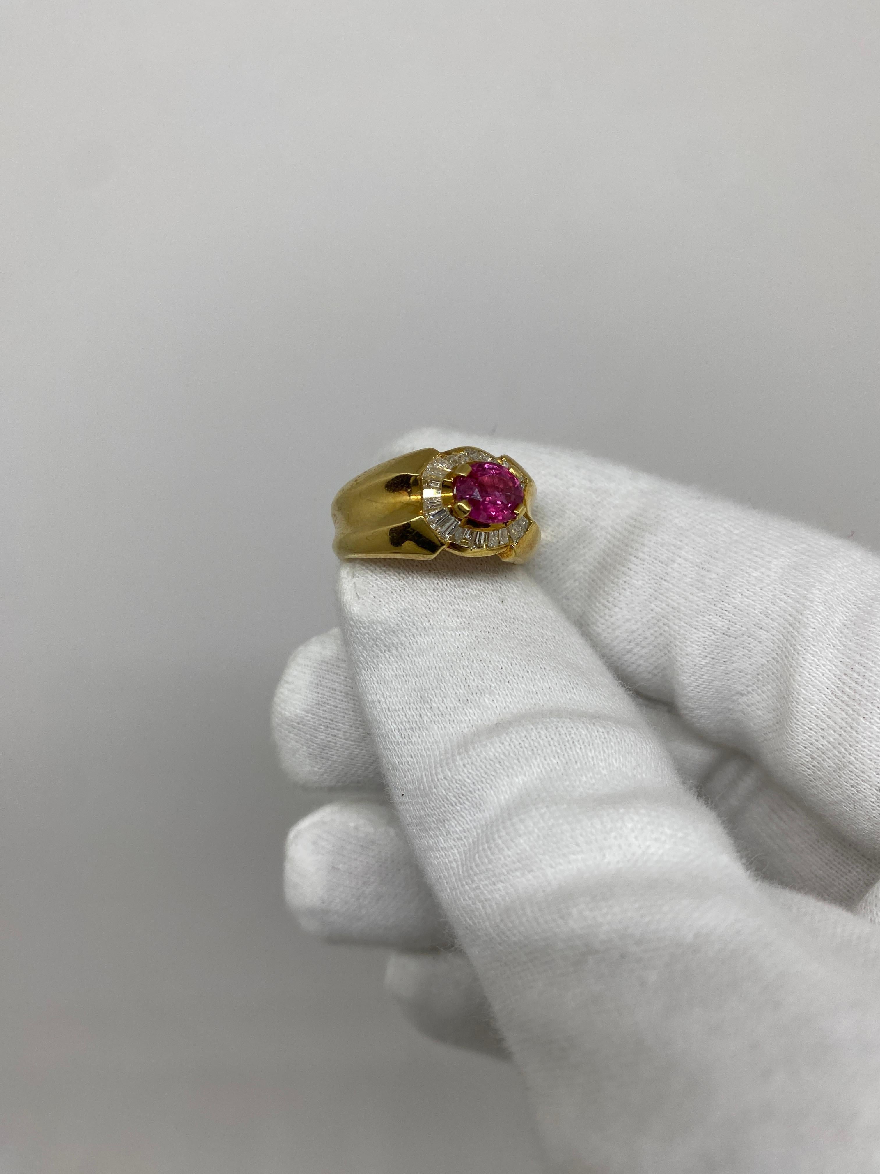 18Kt Yellow Gold Ring Oval-Cut Ruby & White Baguette-Cut Diamonds In Excellent Condition For Sale In Bergamo, BG