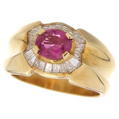 18 Karat Gelbgold Ring mit Rubin im Ovalschliff und weißen Diamanten im Baguetteschliff