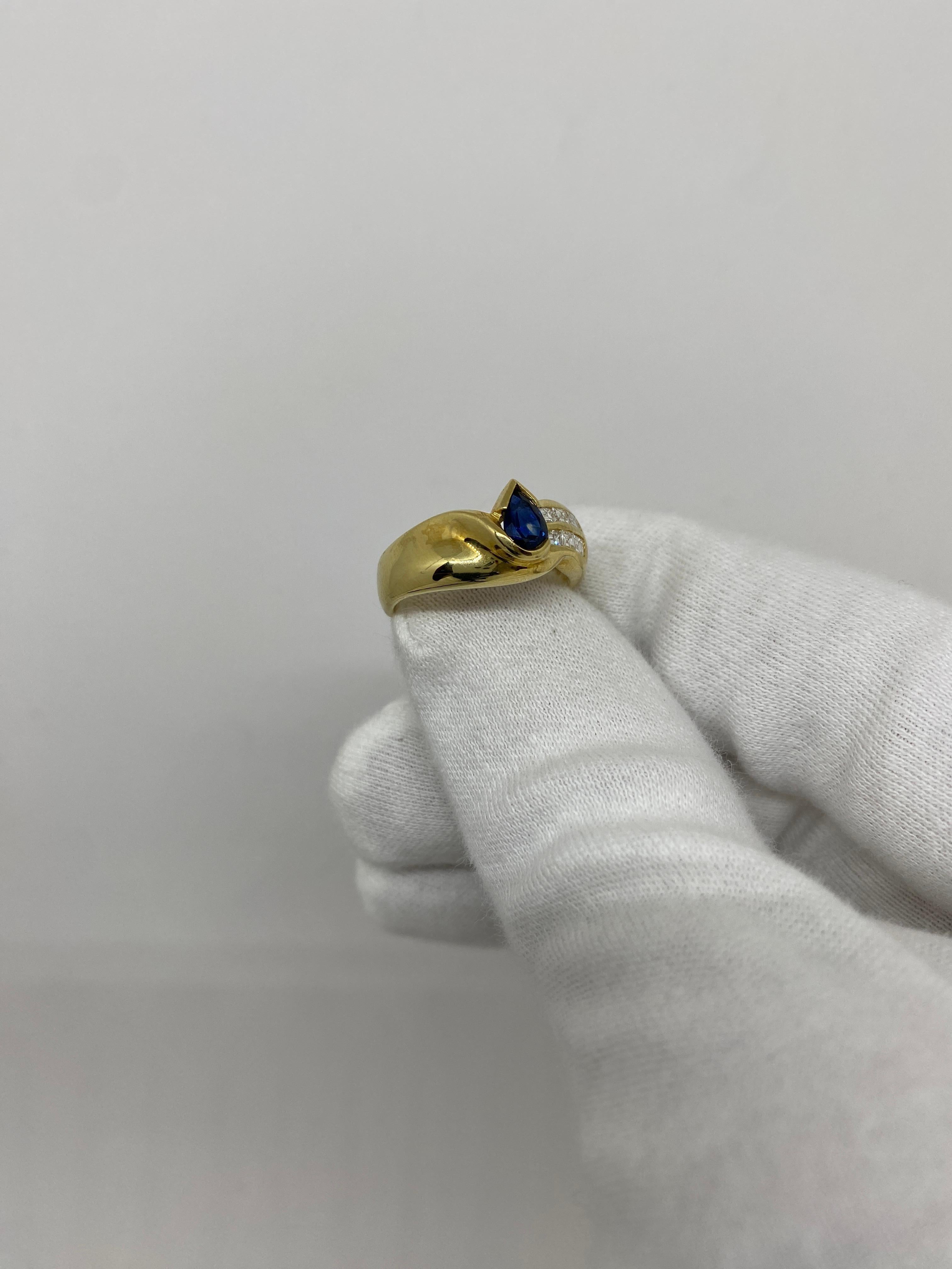 18kt Yellow Gold Ring Pear-Cut Sapphire 0.61 Ct & White Diamonds 0.31 Ct In Excellent Condition For Sale In Bergamo, BG