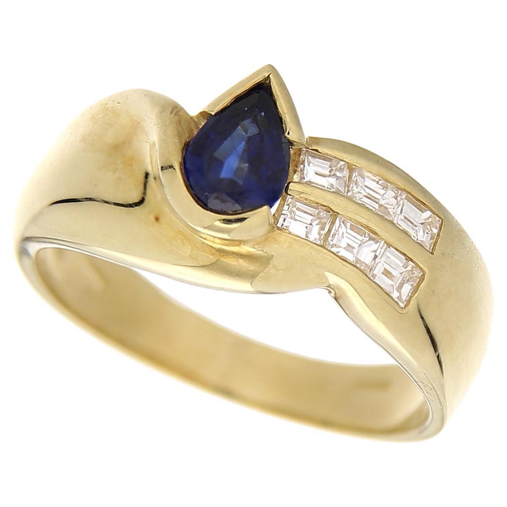 18kt Yellow Gold Ring Pear-Cut Sapphire 0.61 Ct & White Diamonds 0.31 Ct For Sale