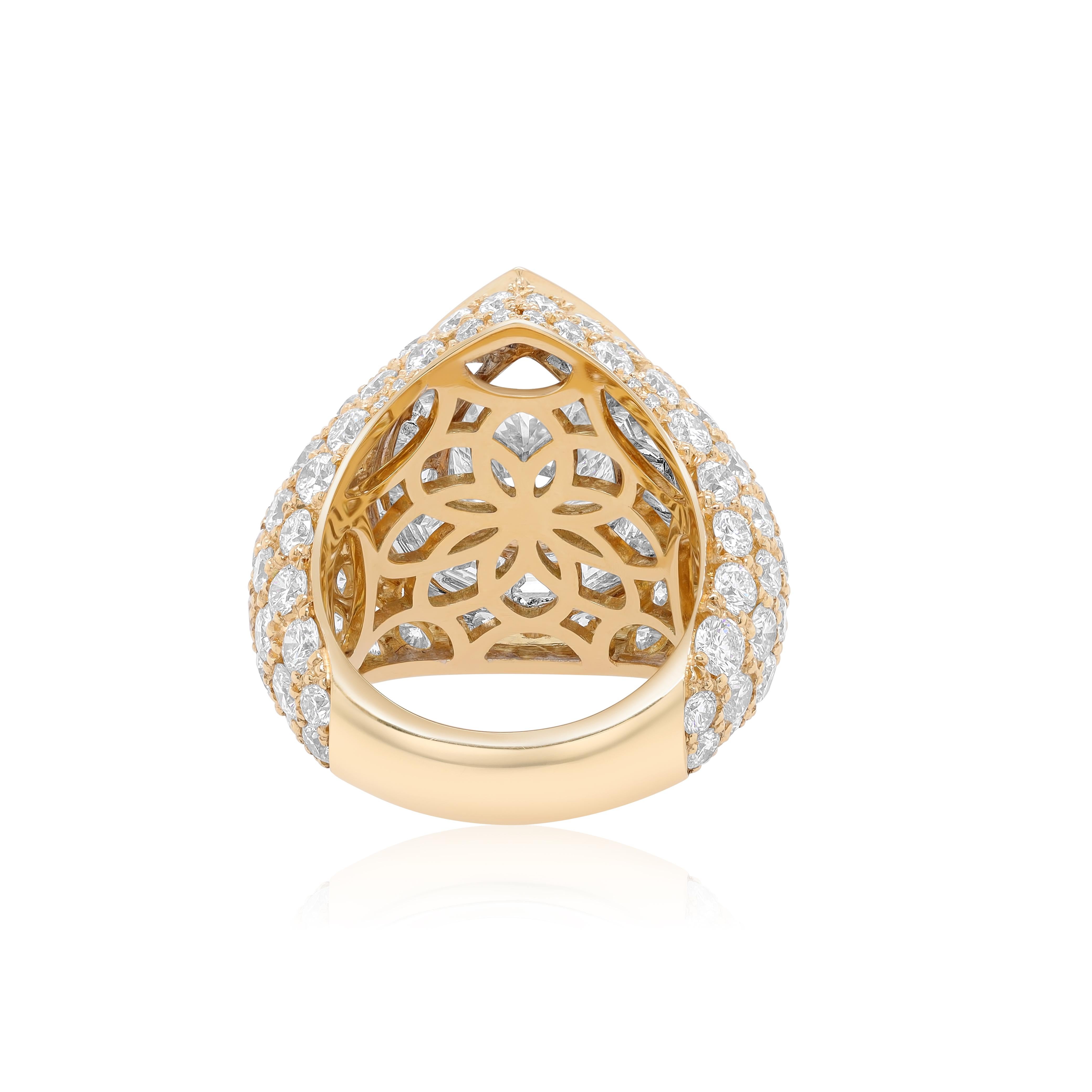 Diana M. 18kt Yellow Gold Ring Pear Shape Diamond and Round Diamonds In New Condition For Sale In New York, NY