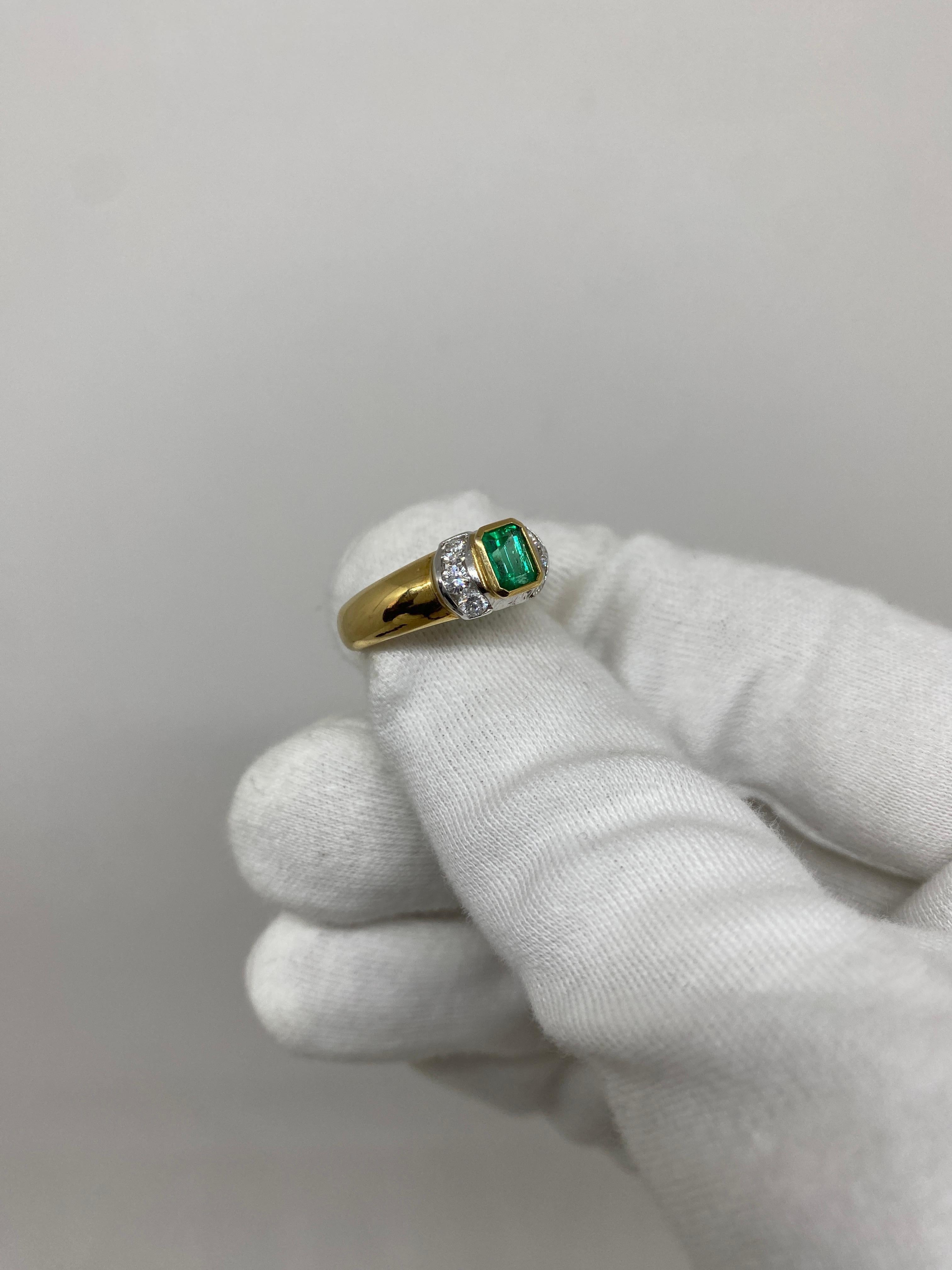 18Kt Yellow Gold Ring Rectangular-Cut Emerald 0.62 ct & White Diamonds 0.46 ct In Excellent Condition For Sale In Bergamo, BG