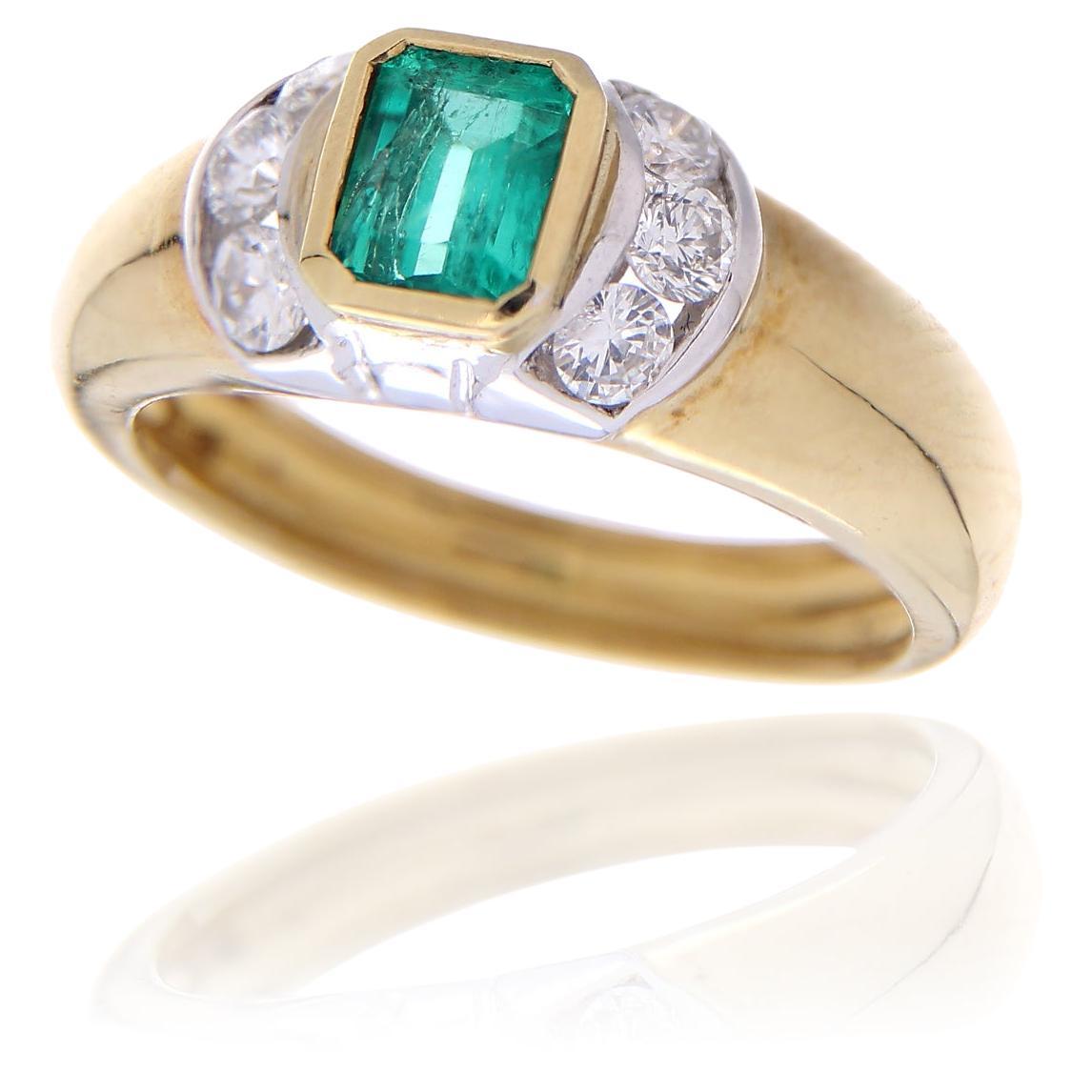 18Kt Yellow Gold Ring Rectangular-Cut Emerald 0.62 ct & White Diamonds 0.46 ct For Sale