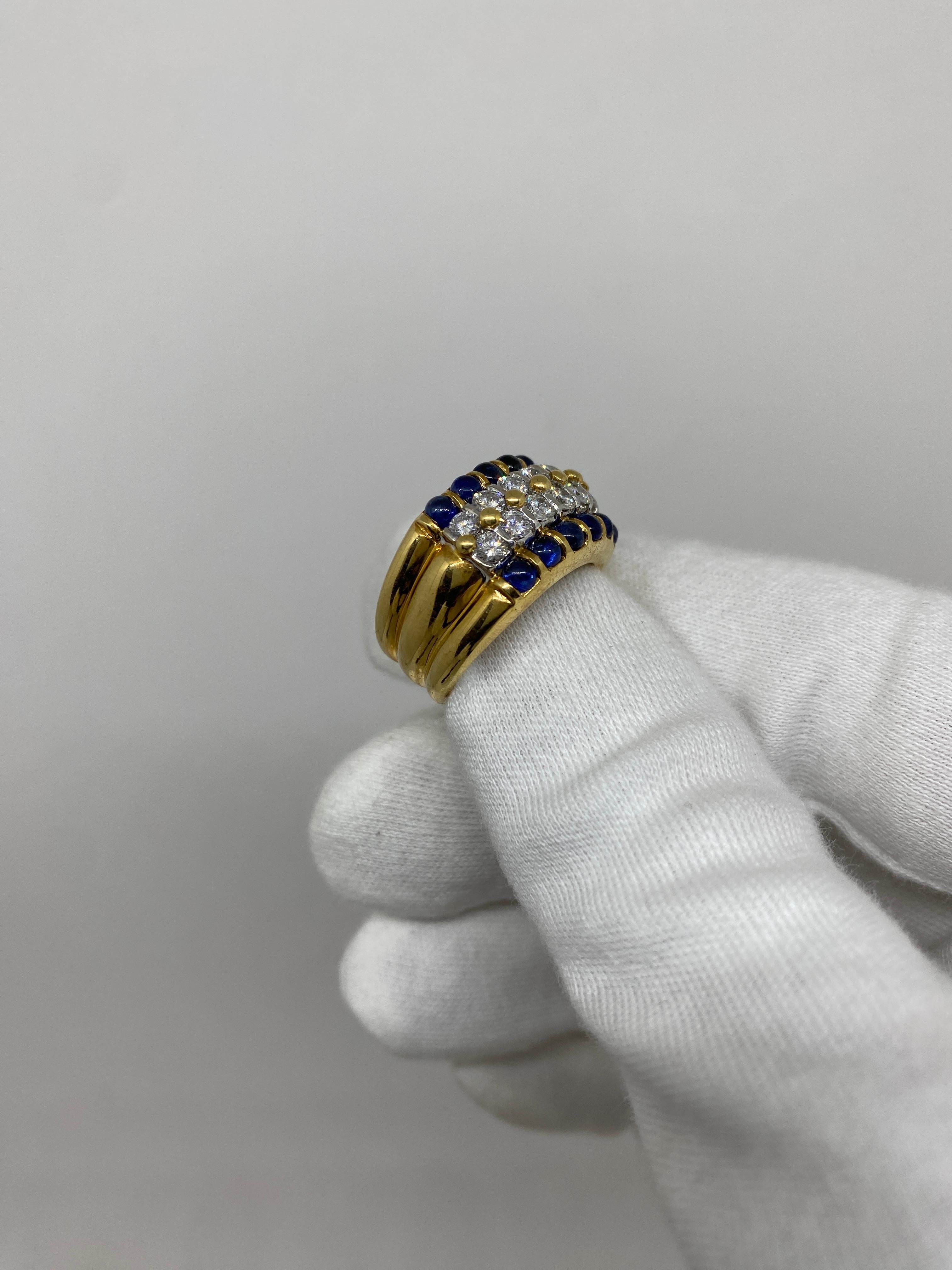 18Kt Yellow Gold Ring White Diamonds 1.10 ct & Cabochon-Cut Blue Sapphires 2.04 For Sale 1
