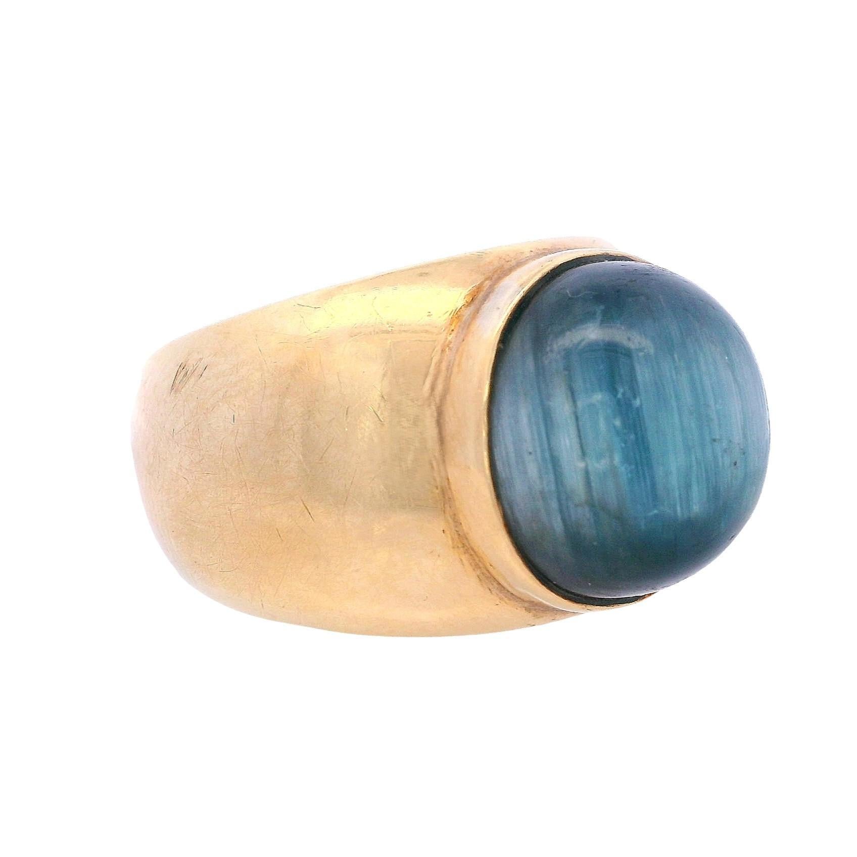 Taille cabochon Bague en or jaune 18kt avec saphir bleu Cat Eye de 11,75 cts en vente