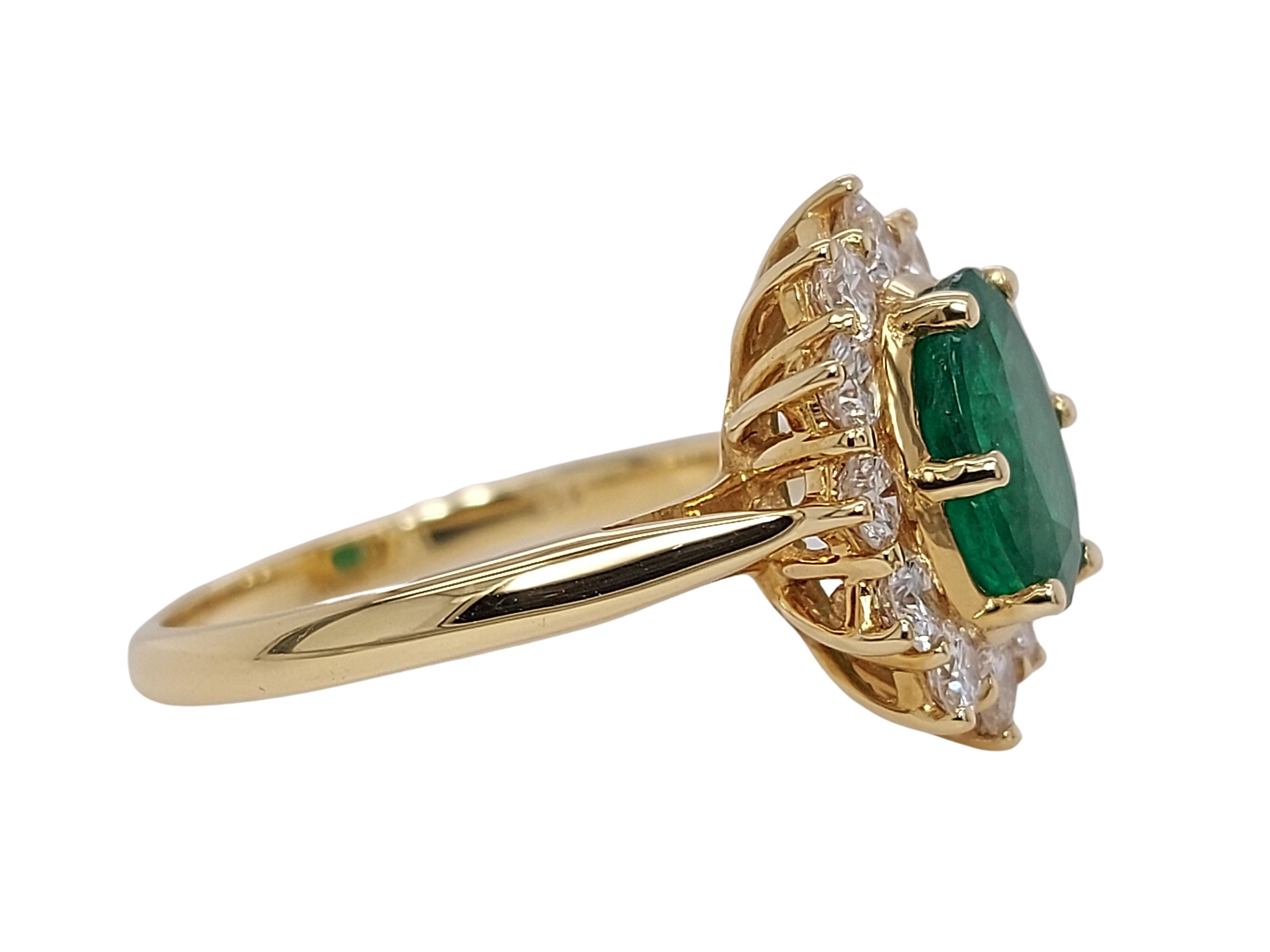 18kt Yellow Gold Ring with 1.75ct Emerald and 1.20ct Diamonds In New Condition For Sale In Antwerp, BE