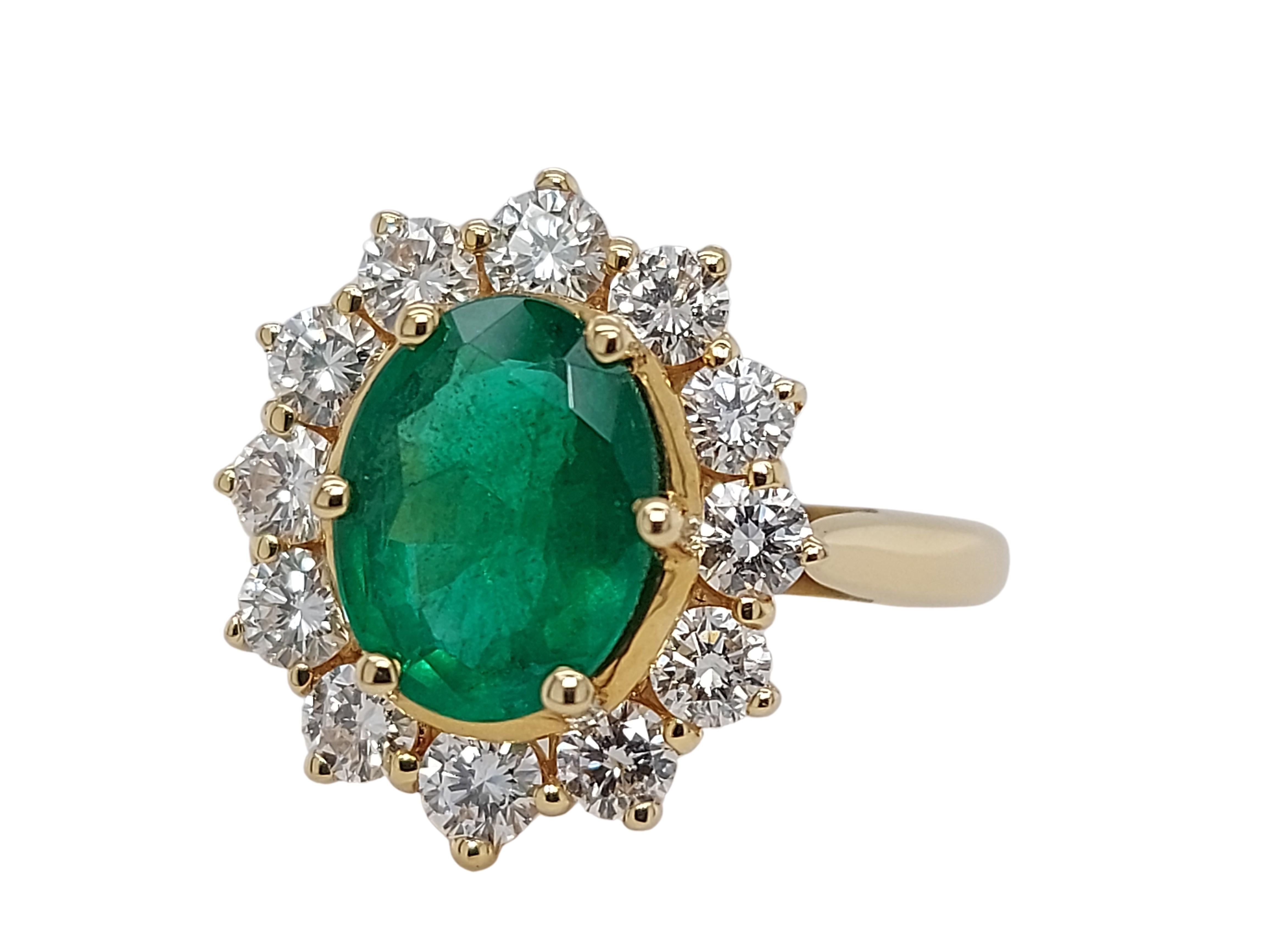 Women's or Men's 18kt Yellow Gold Ring with 1.75ct Emerald and 1.20ct Diamonds For Sale