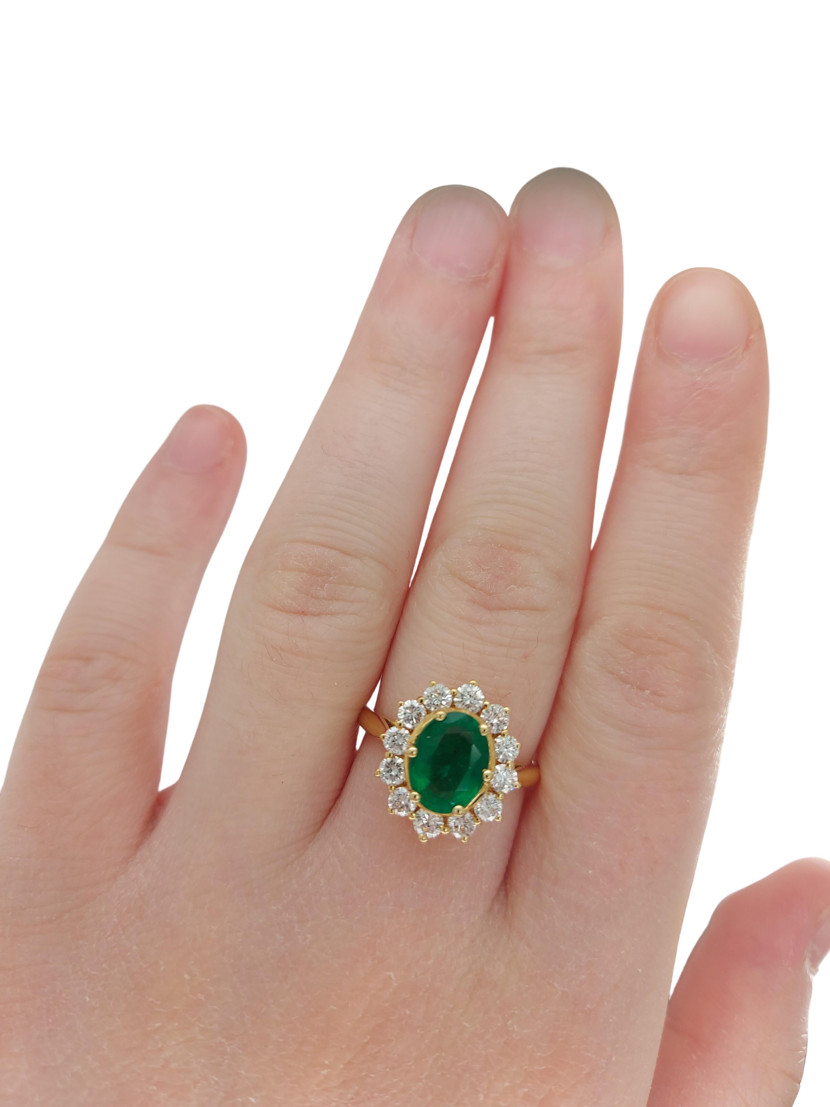 18kt Yellow Gold Ring with 1.75ct Emerald and 1.20ct Diamonds For Sale 2