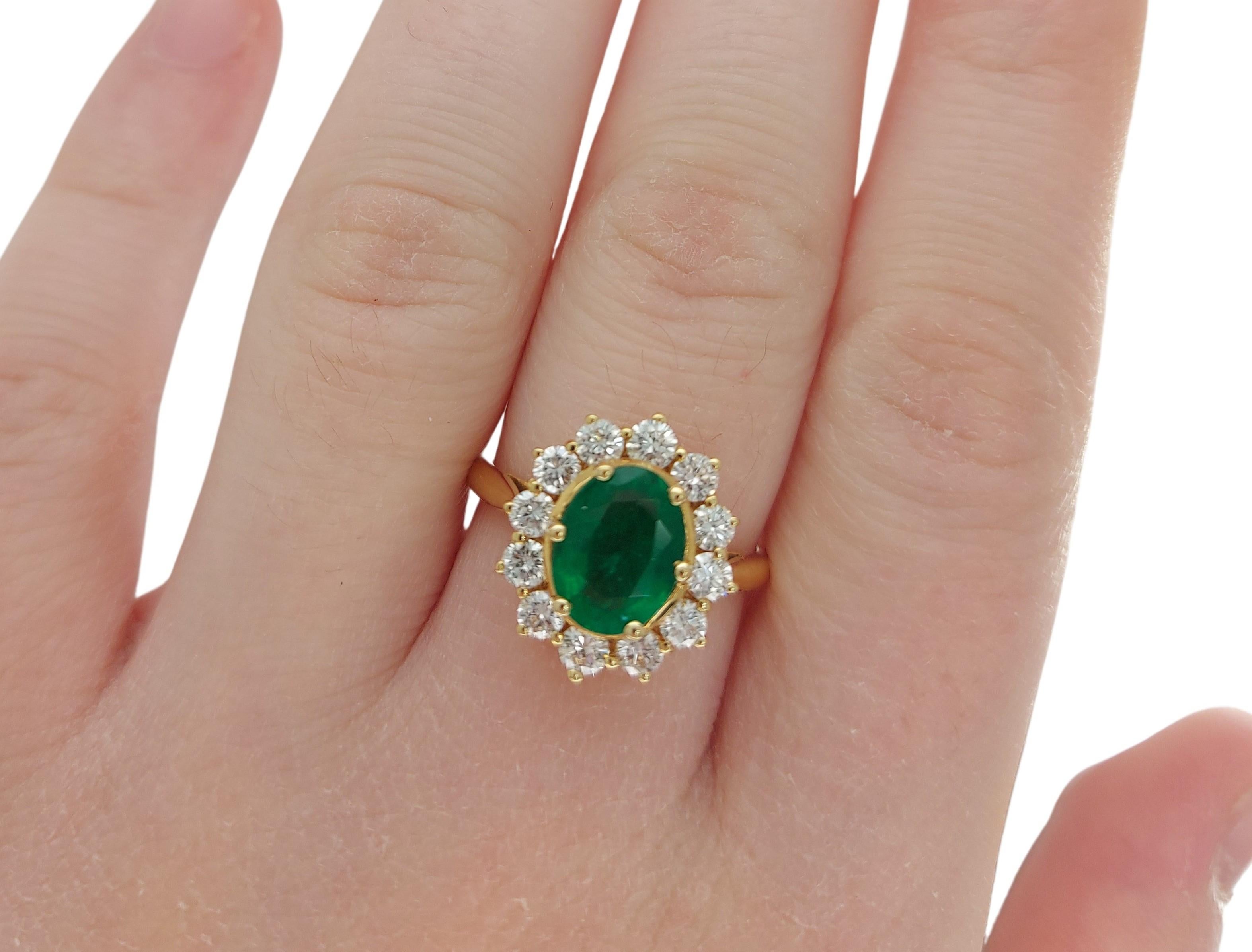 18kt Yellow Gold Ring with 1.75ct Emerald and 1.20ct Diamonds For Sale 3