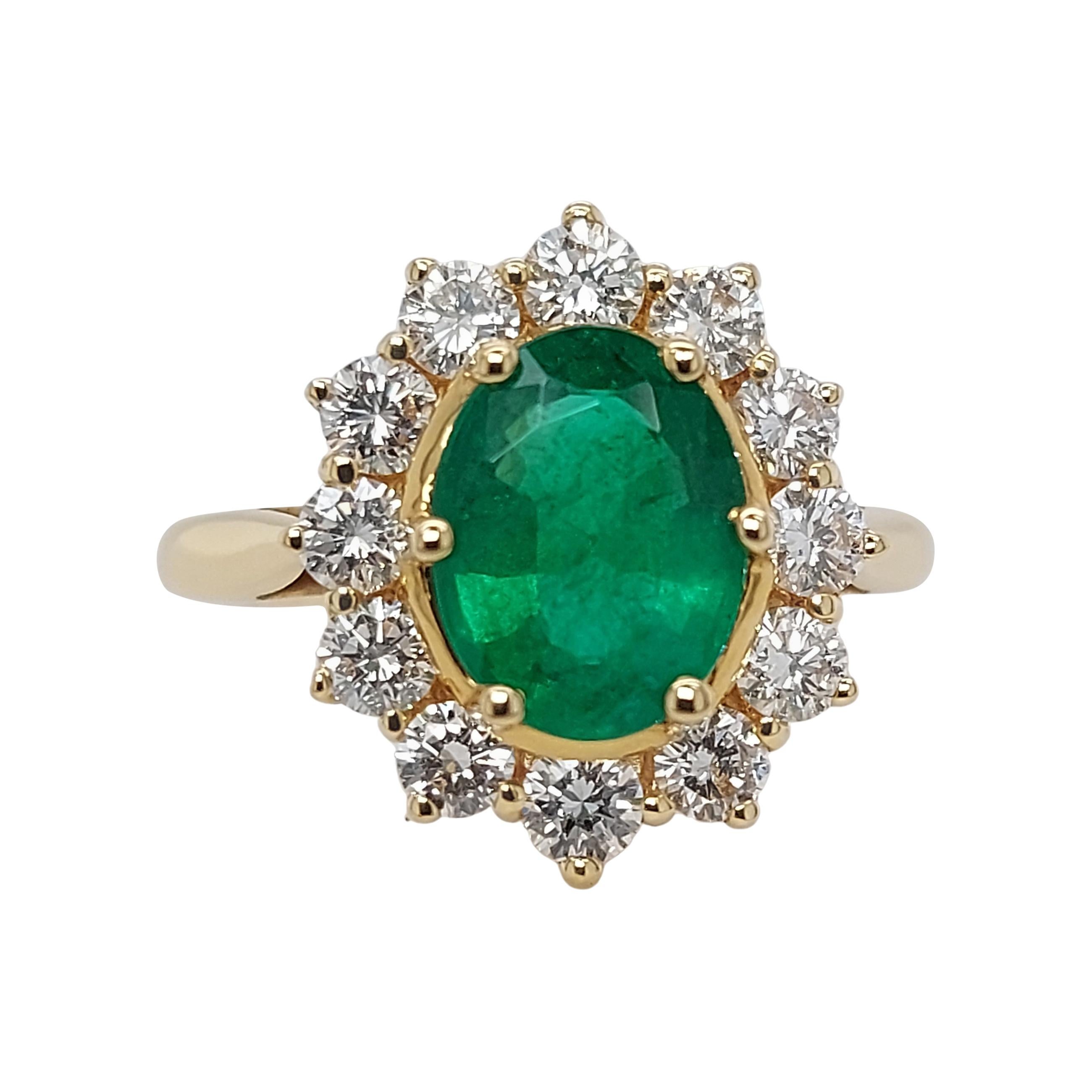 18kt Yellow Gold Ring with 1.75ct Emerald and 1.20ct Diamonds For Sale