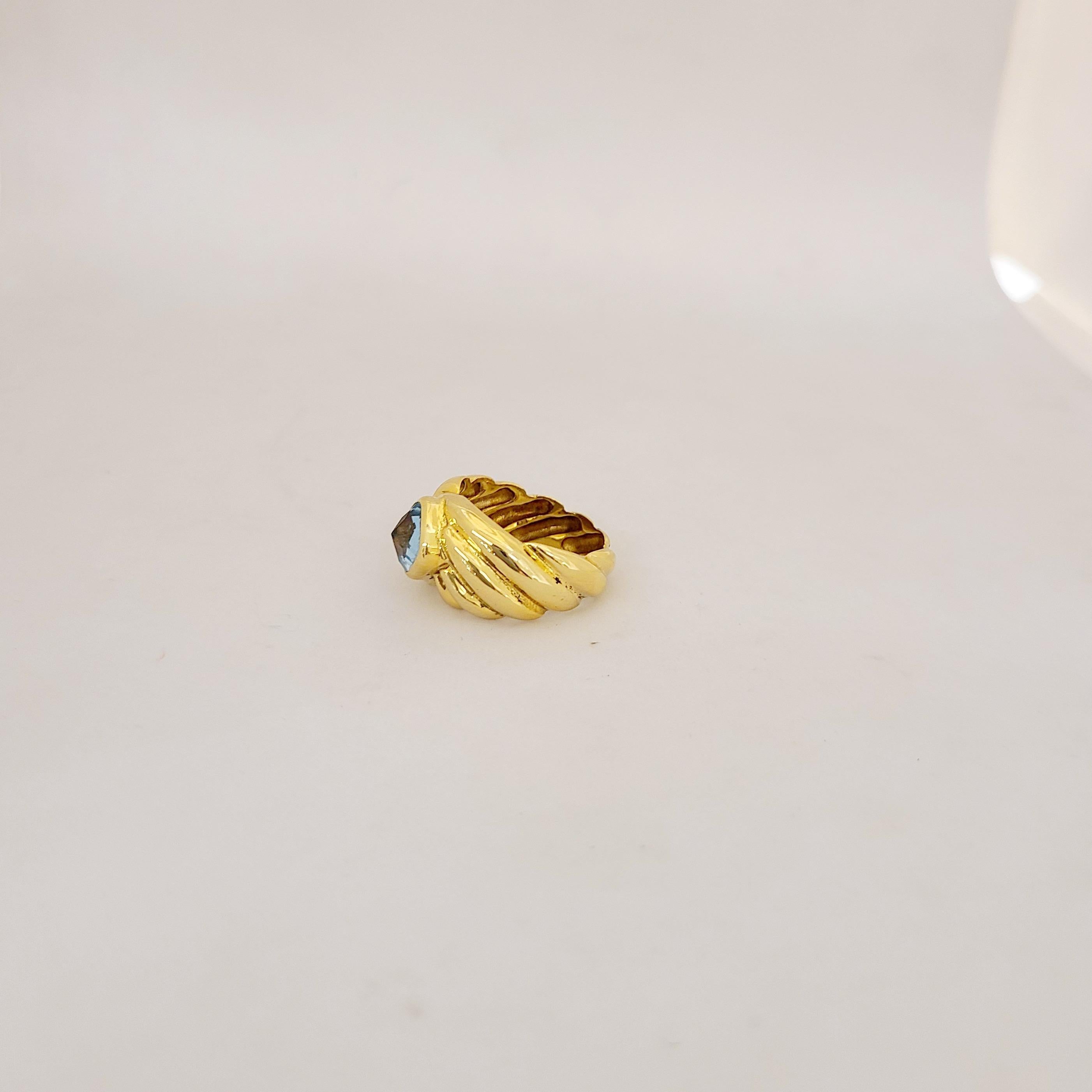 18 Karat Yellow Gold Ring with 2.80 Carat Cushion Cut Blue Topaz In New Condition For Sale In New York, NY