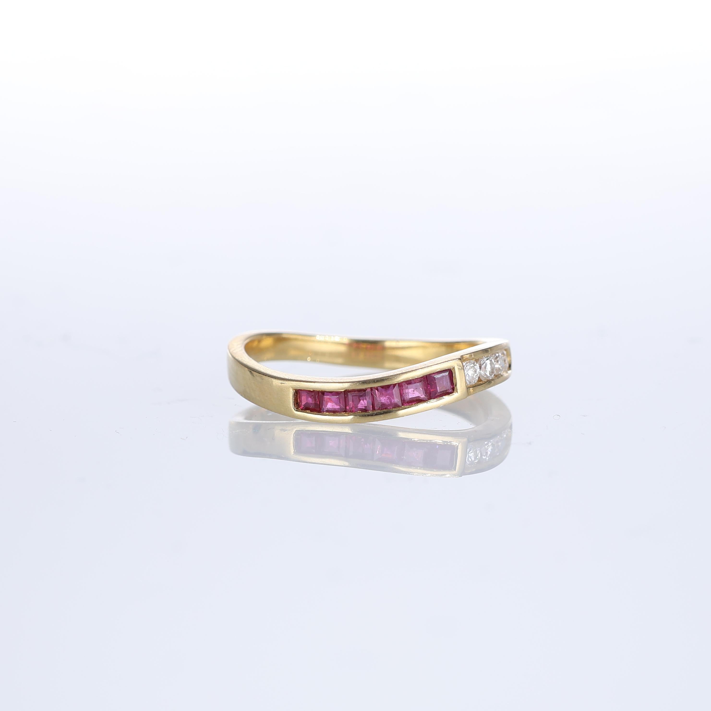 Brilliant Cut 18kt Yellow Gold Ring with Baguette Rubies and Diamonds For Sale
