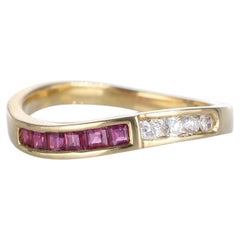 Anillo de oro amarillo de 18 quilates con rubíes baguette y diamantes