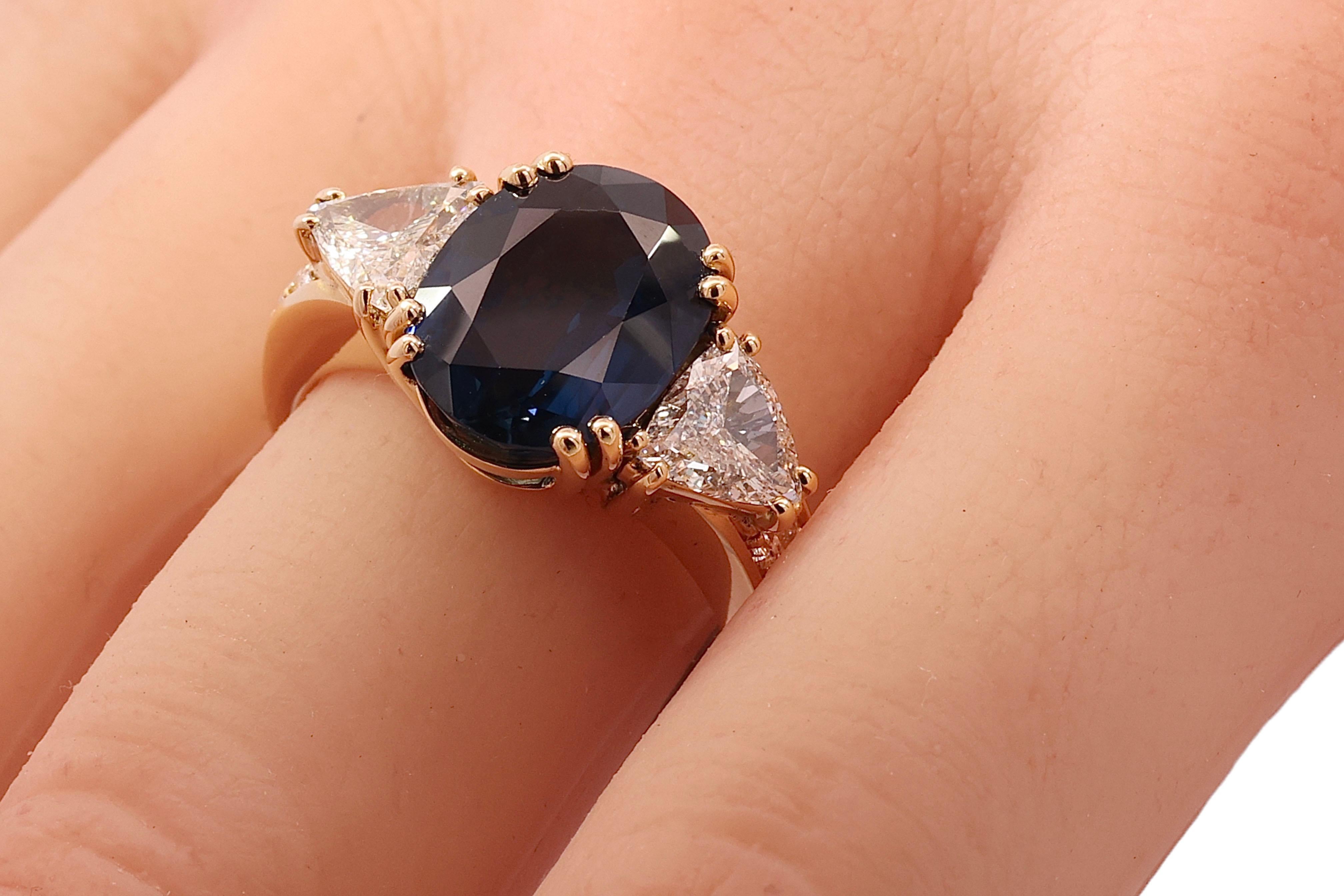 18kt Yellow Gold Ring with Beautiful 6.68ct Sapphire & 1.07ct Triangle Diamonds For Sale 2