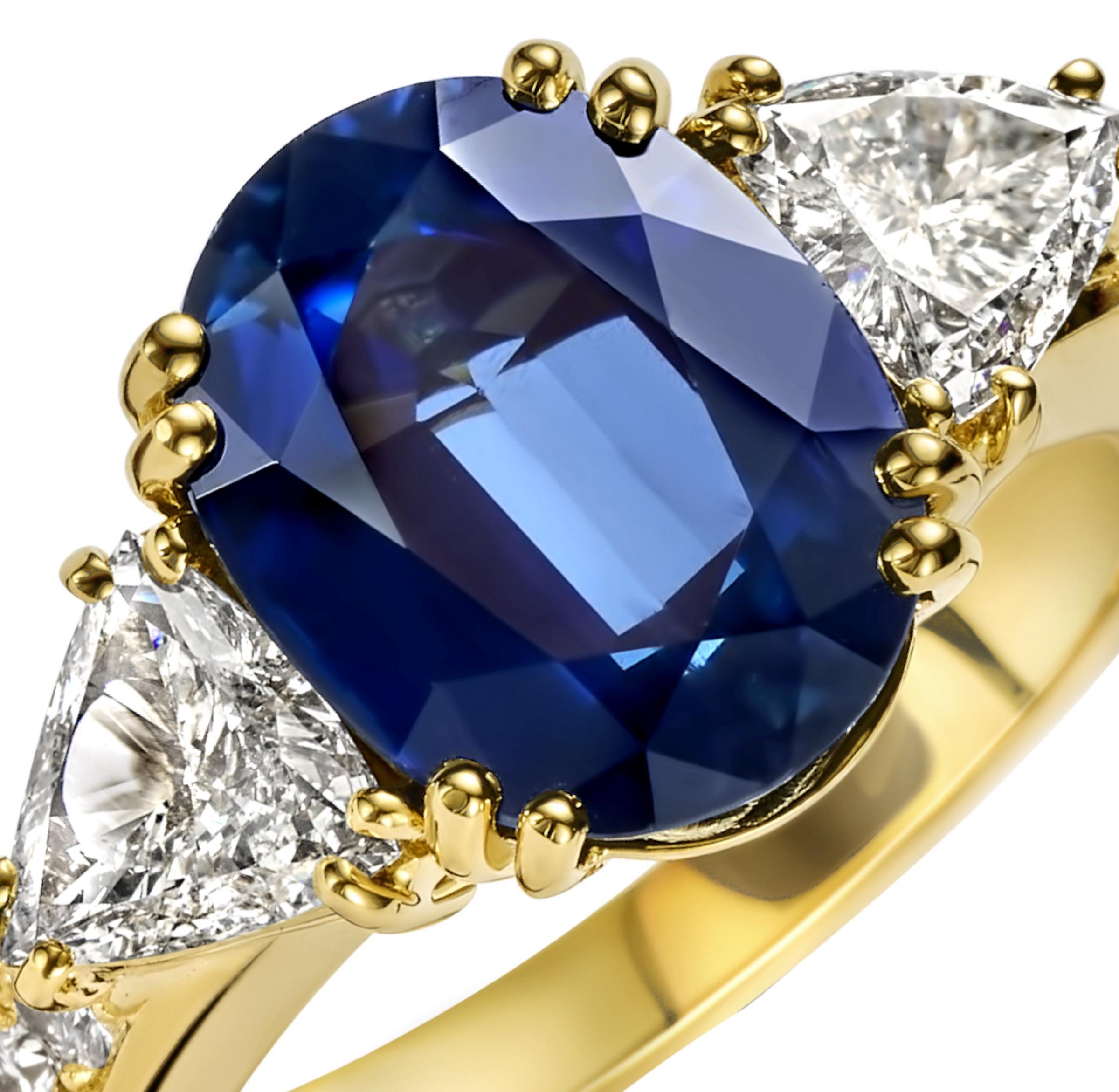 Artisan 18kt Yellow Gold Ring with Beautiful 6.68ct Sapphire & 1.07ct Triangle Diamonds For Sale