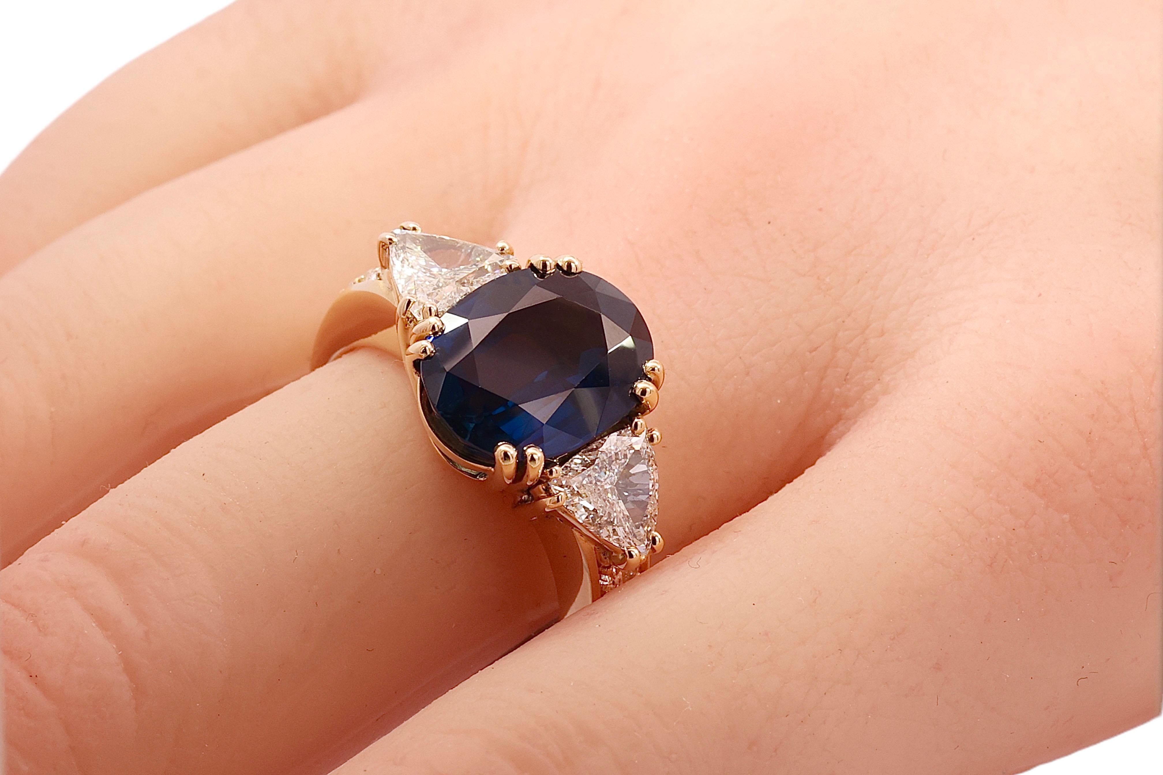 18kt Yellow Gold Ring with Beautiful 6.68ct Sapphire & 1.07ct Triangle Diamonds For Sale 3