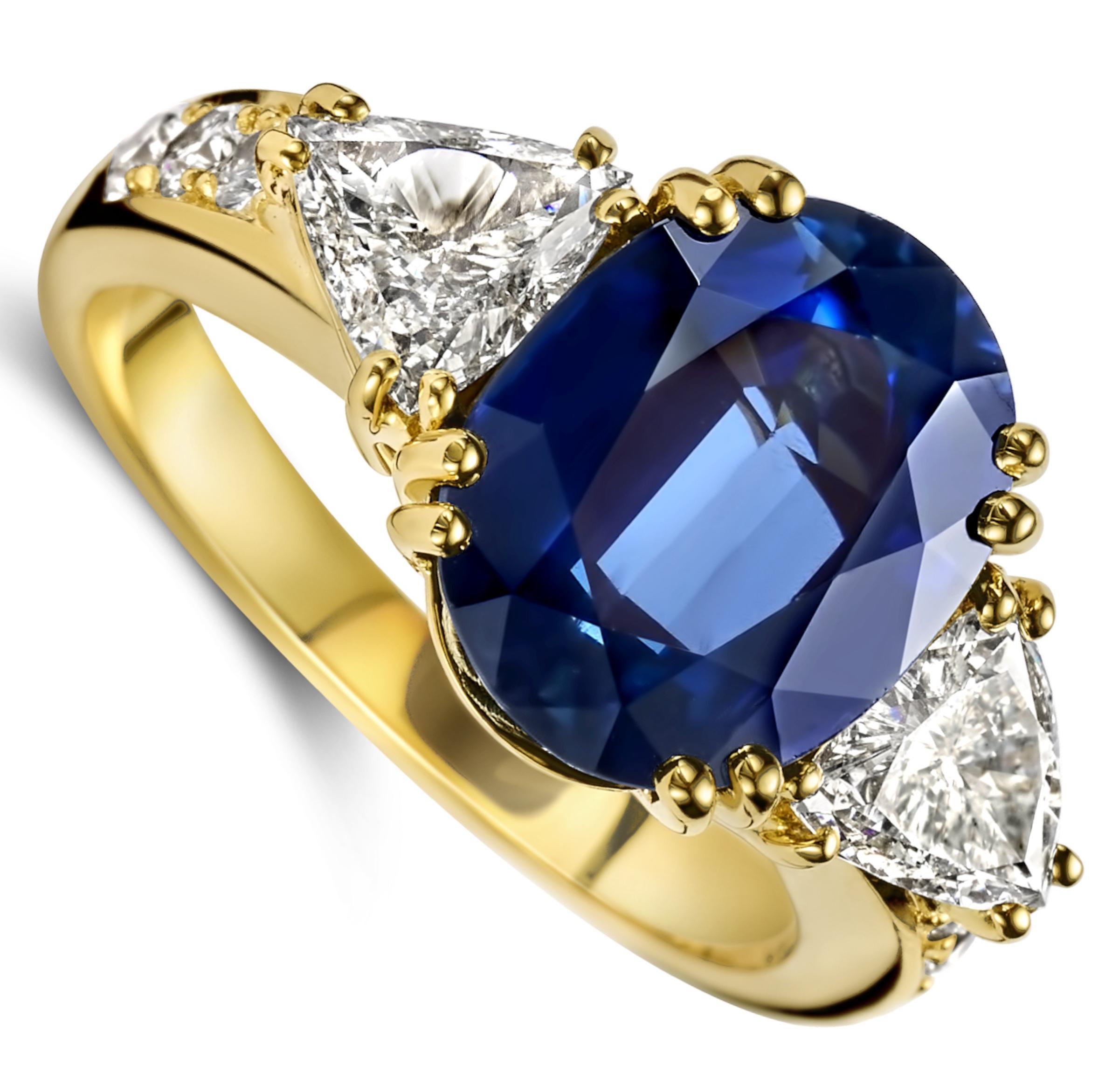 Oval Cut 18kt Yellow Gold Ring with Beautiful 6.68ct Sapphire & 1.07ct Triangle Diamonds For Sale