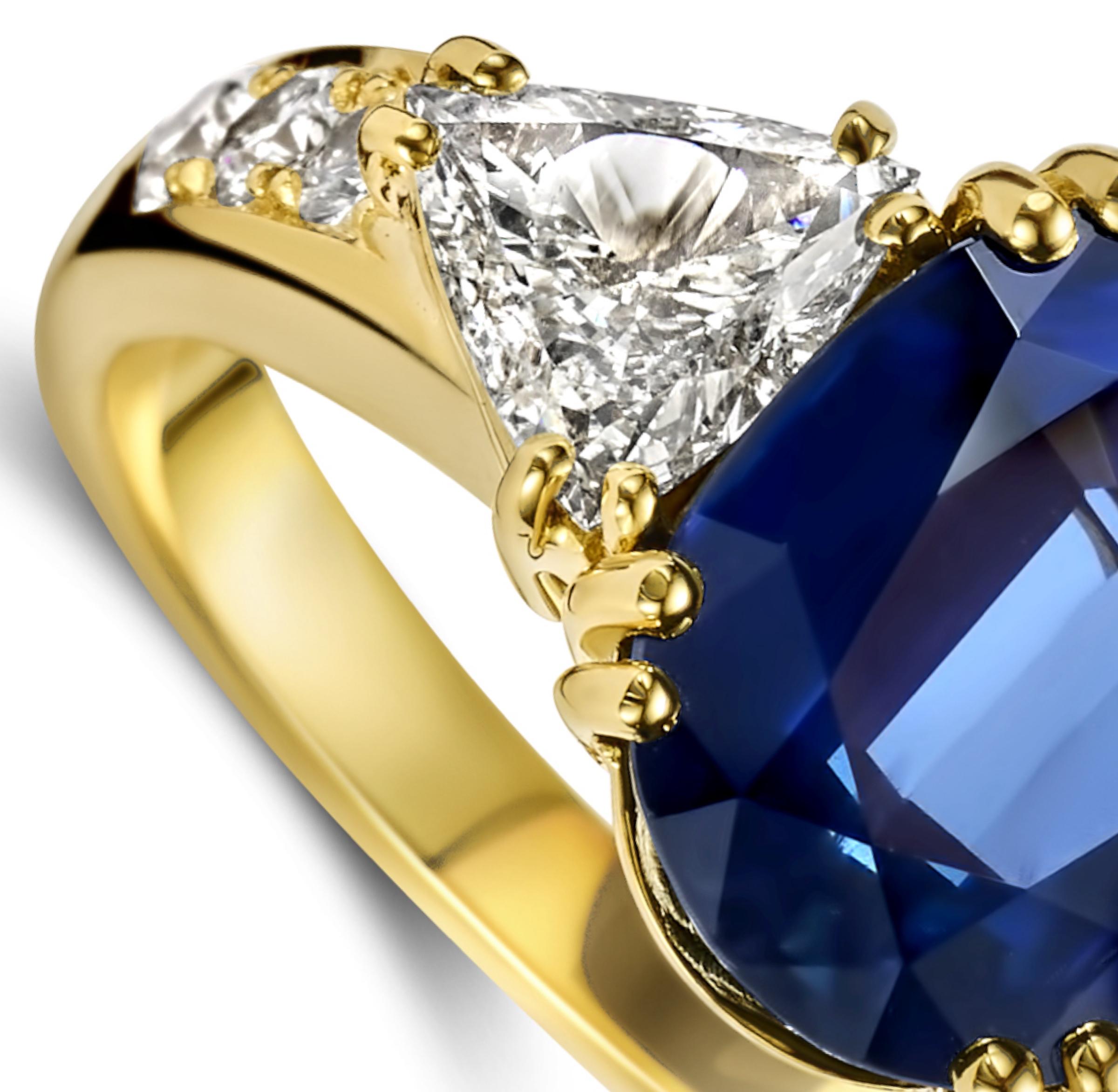 18kt Yellow Gold Ring with Beautiful 6.68ct Sapphire & 1.07ct Triangle Diamonds In New Condition For Sale In Antwerp, BE