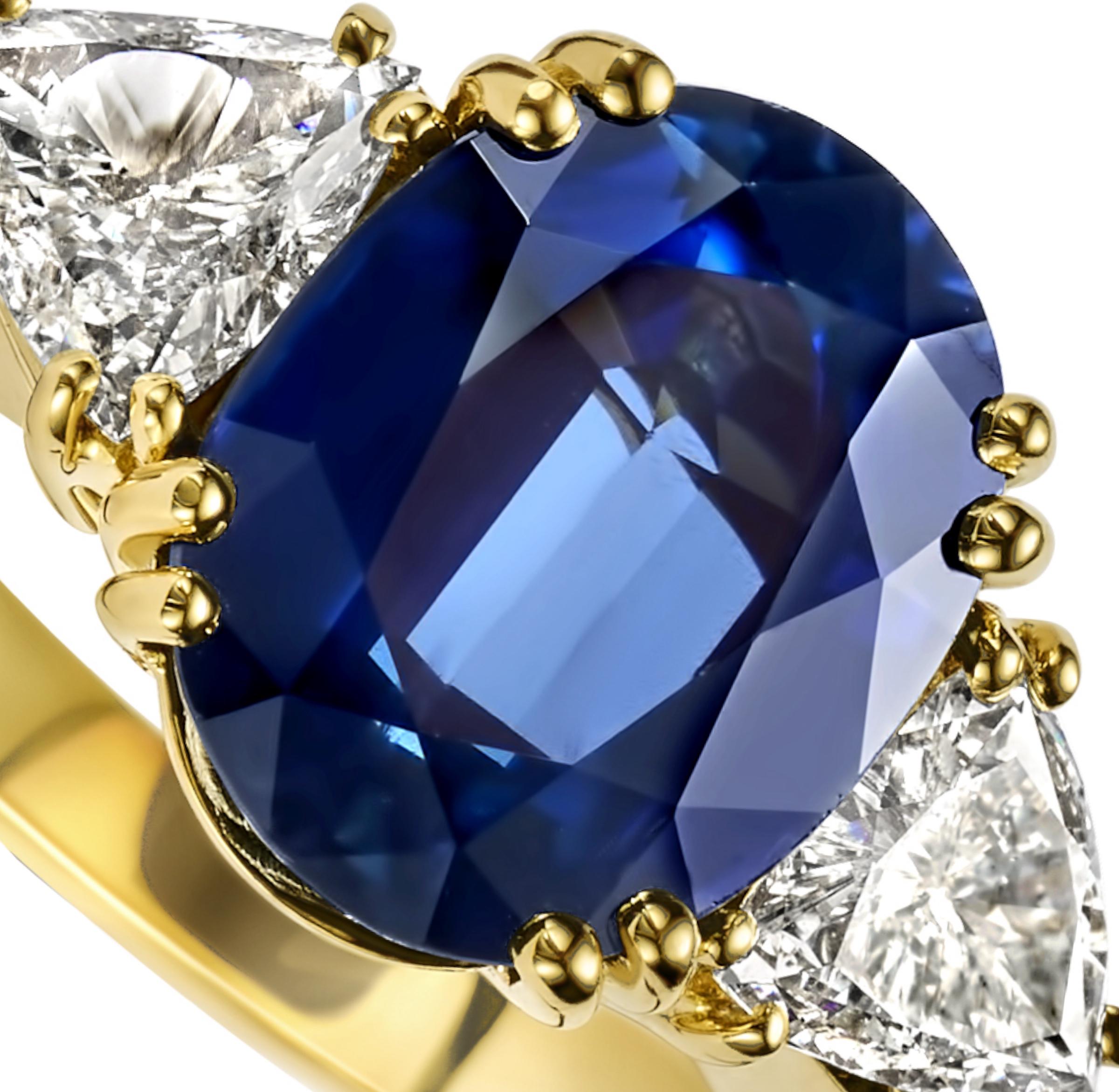 Women's 18kt Yellow Gold Ring with Beautiful 6.68ct Sapphire & 1.07ct Triangle Diamonds For Sale