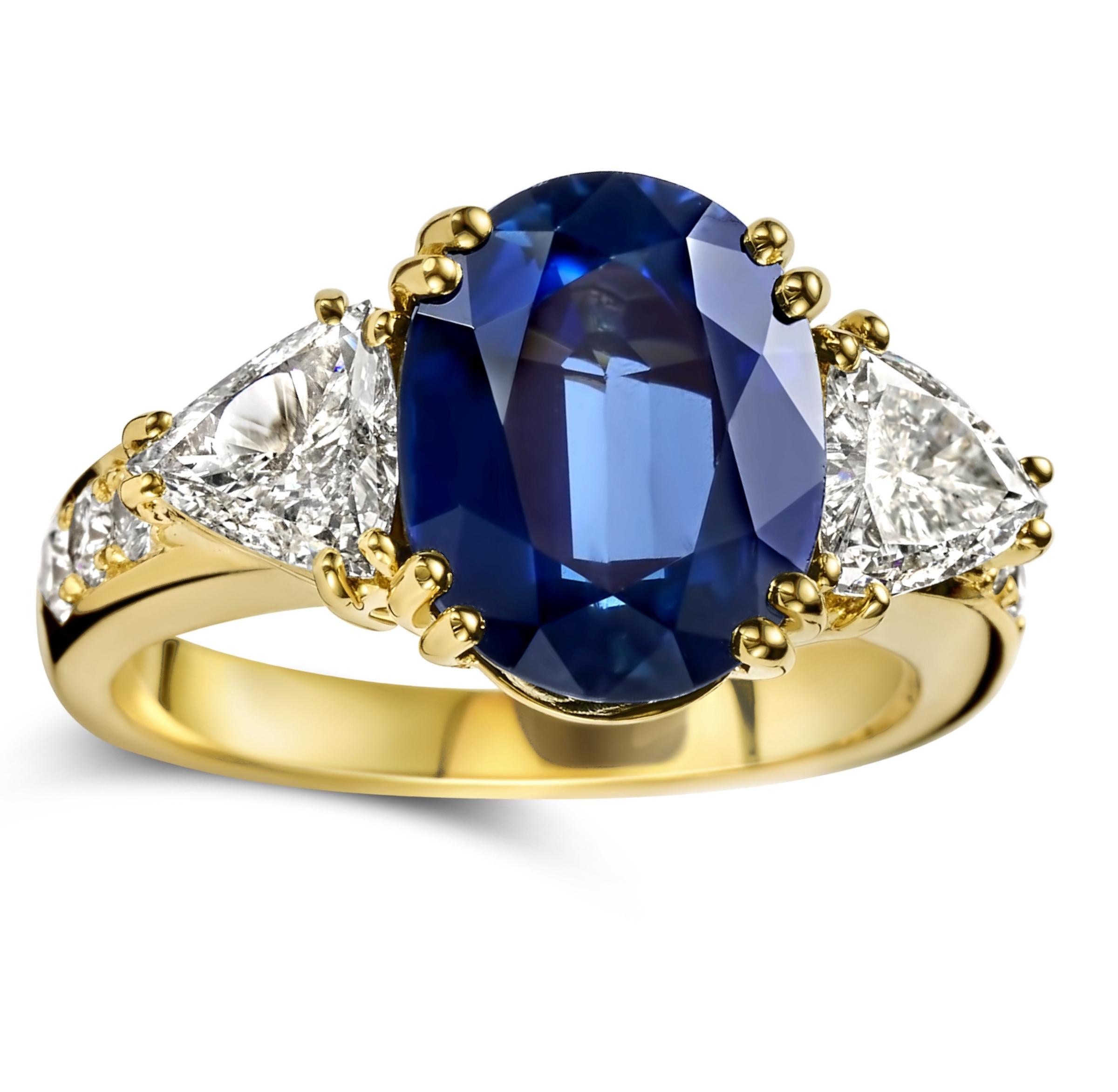 18kt Yellow Gold Ring with Beautiful 6.68ct Sapphire & 1.07ct Triangle Diamonds For Sale 1