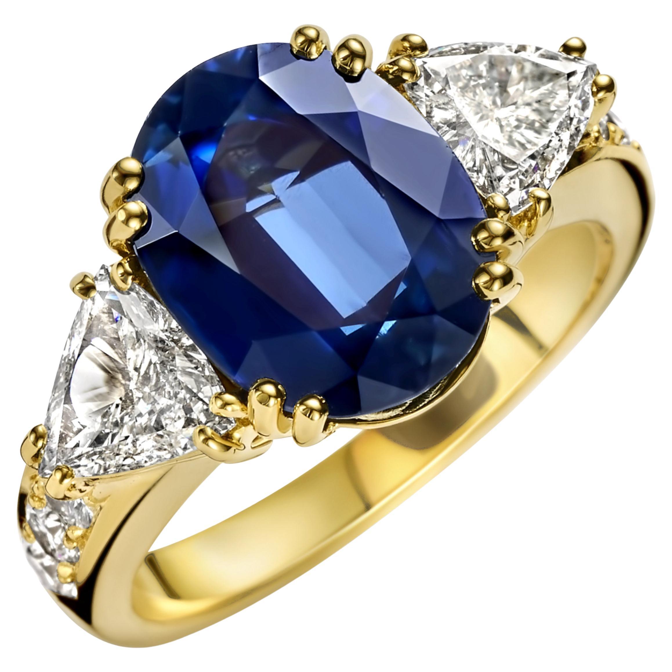18kt Yellow Gold Ring with Beautiful 6.68ct Sapphire & 1.07ct Triangle Diamonds For Sale