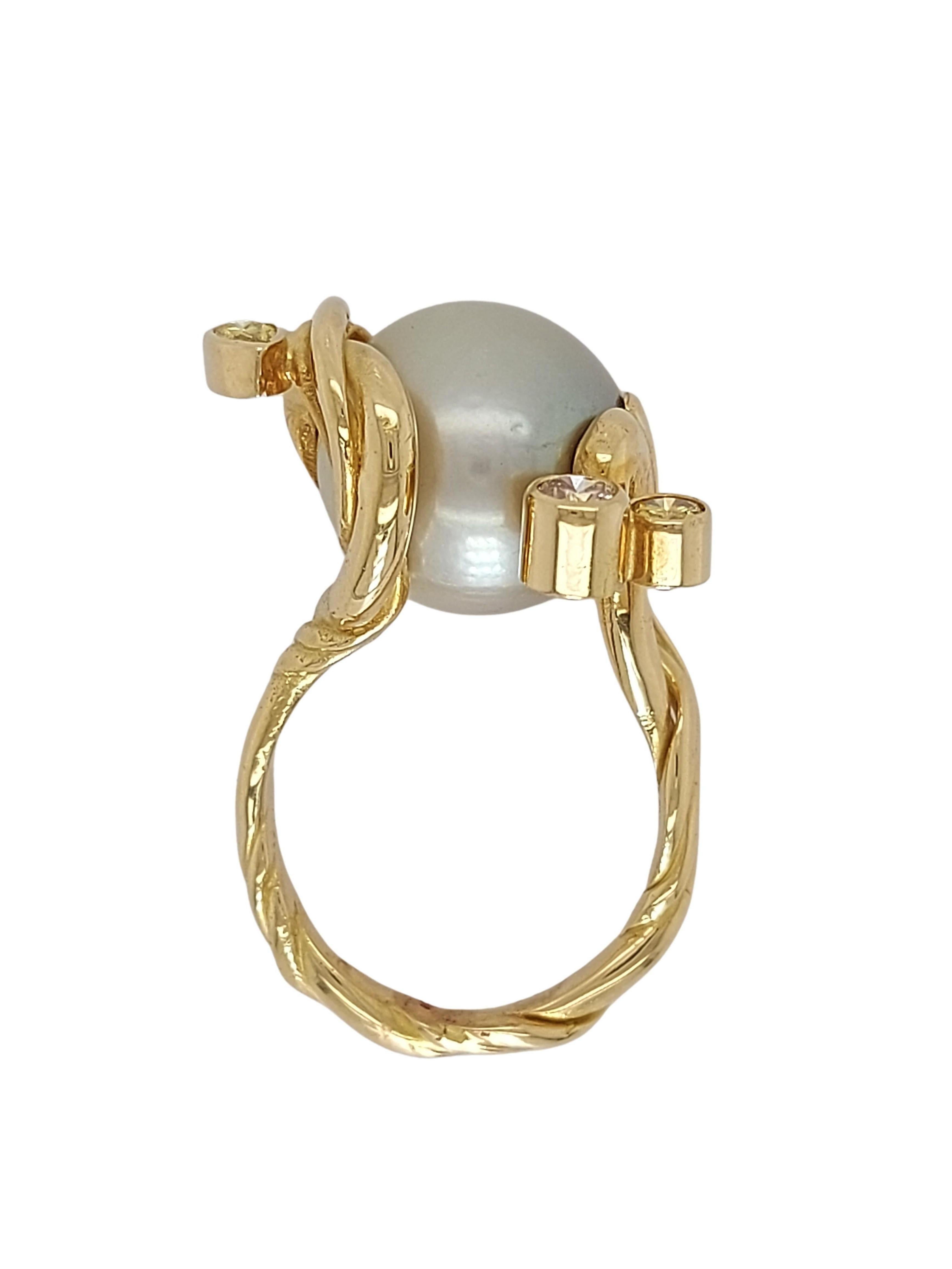 18kt Yellow Gold Ring with Beautiful Pearl and Diamonds by Jean P De Saedeleer For Sale 1