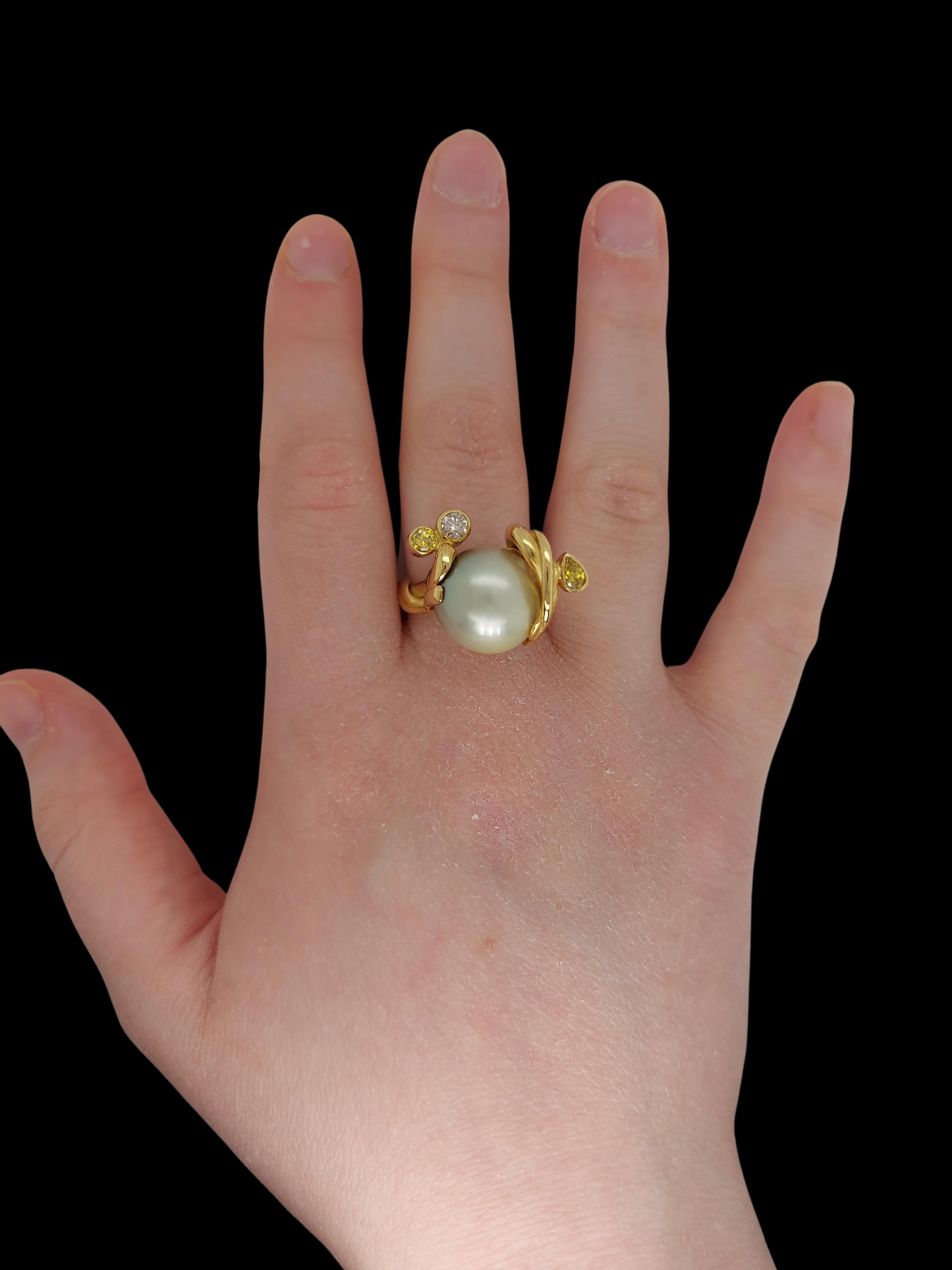 18kt Yellow Gold Ring with Beautiful Pearl and Diamonds by Jean P De Saedeleer For Sale 2