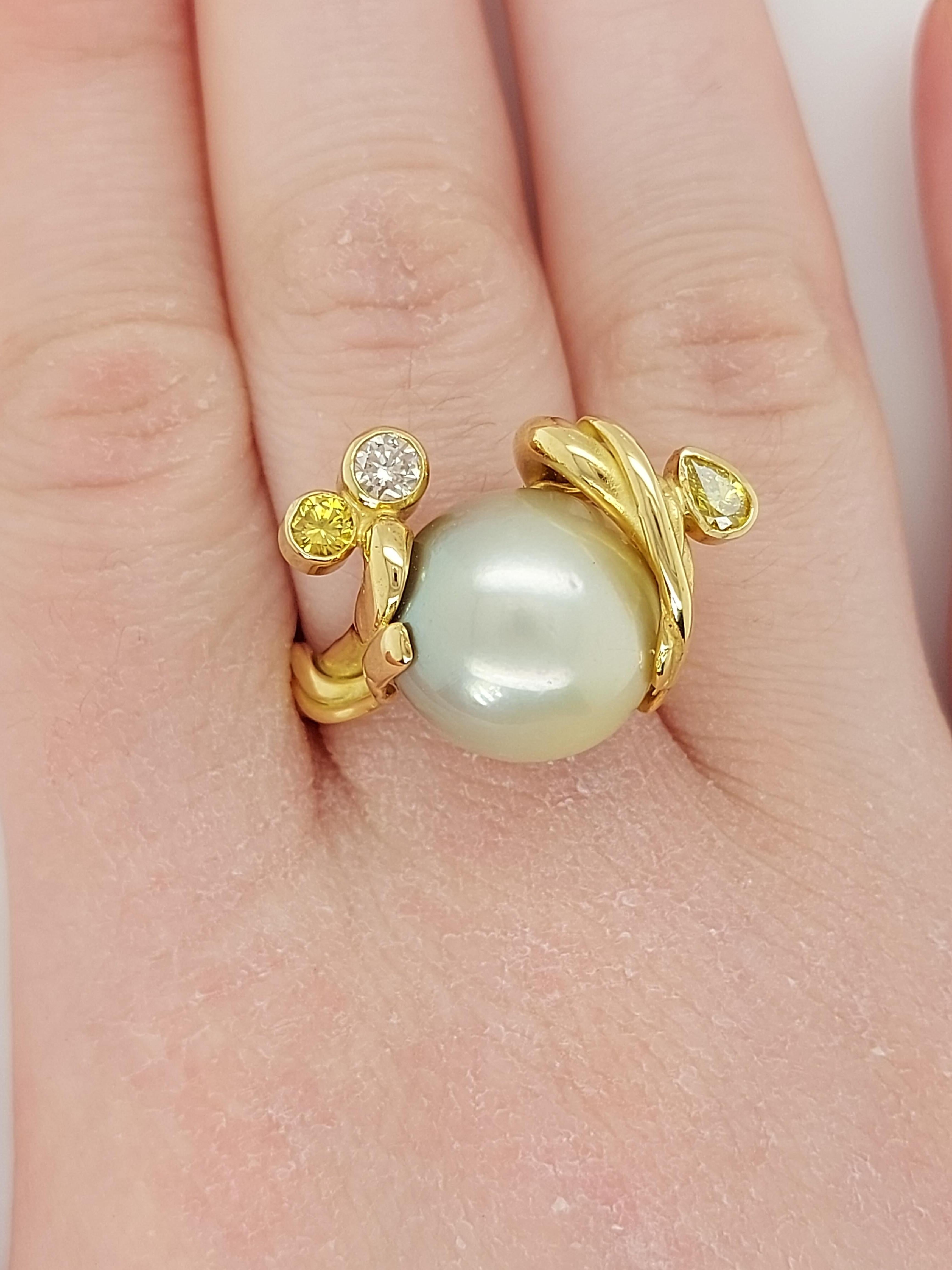 18kt Yellow Gold Ring with Beautiful Pearl and Diamonds by Jean P De Saedeleer For Sale 3