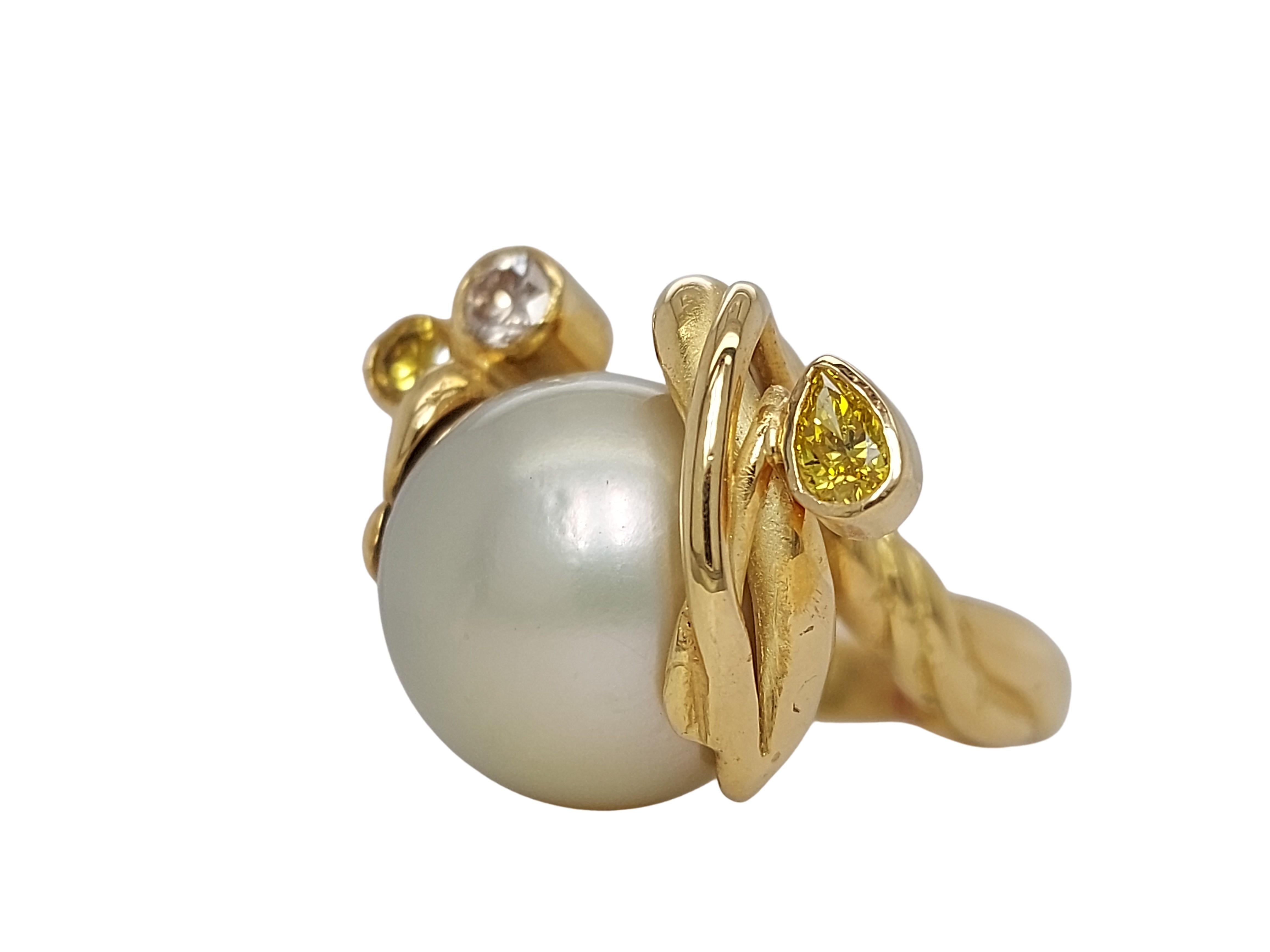 18kt Yellow Gold Ring With Beautiful South Sea Pearl and Diamonds By Jean Pierre De Saedeleer.

One of a kind Jean Pierre De Saedeleer hand crafted ring.

Only one piece made which makes it so unique !

Diamonds: together ca. 0.63ct 

Pearl: 15