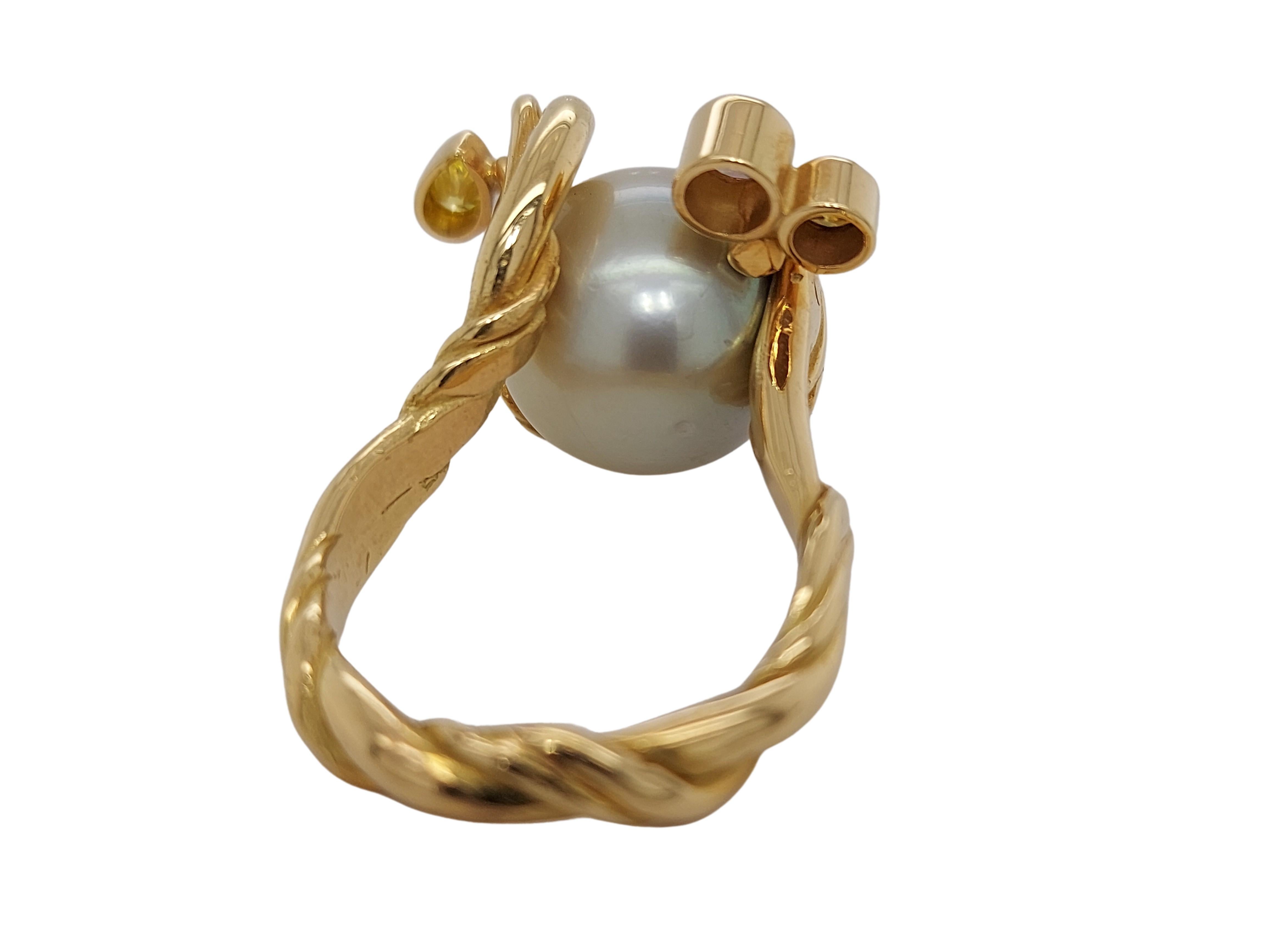 18kt Yellow Gold Ring with Beautiful Pearl and Diamonds by Jean P De Saedeleer In New Condition For Sale In Antwerp, BE