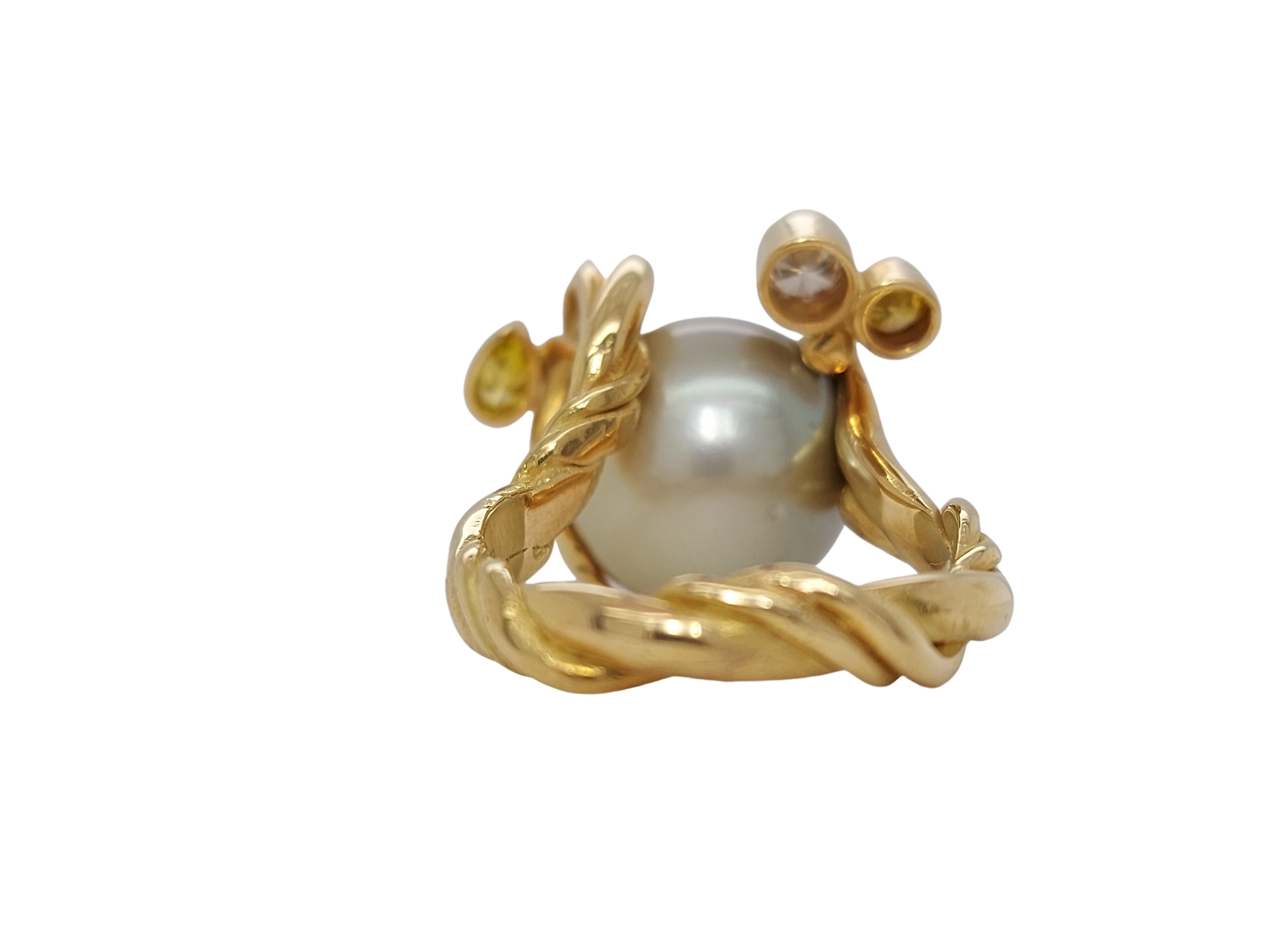 Women's or Men's 18kt Yellow Gold Ring with Beautiful Pearl and Diamonds by Jean P De Saedeleer For Sale