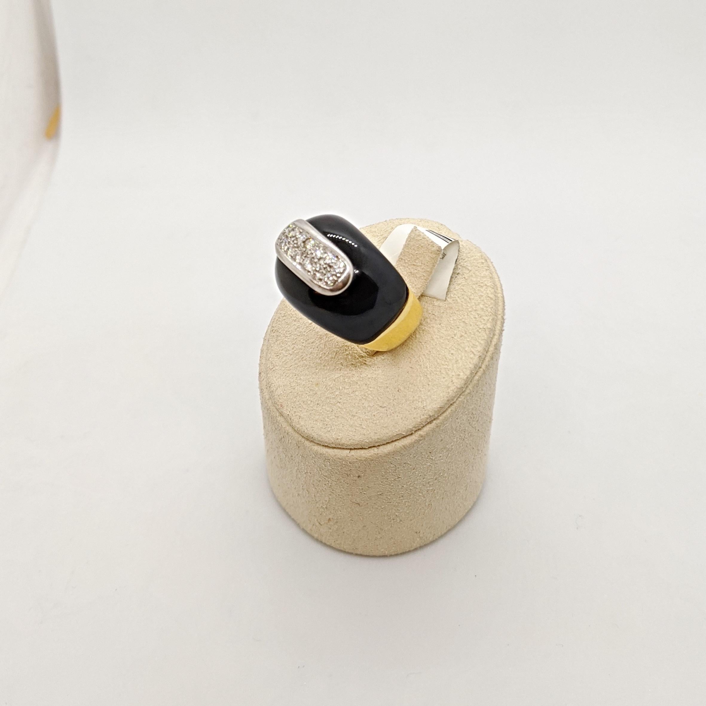 Round Cut 18 Karat Yellow Gold Ring with Black Onyx and .42 Carat Diamonds For Sale