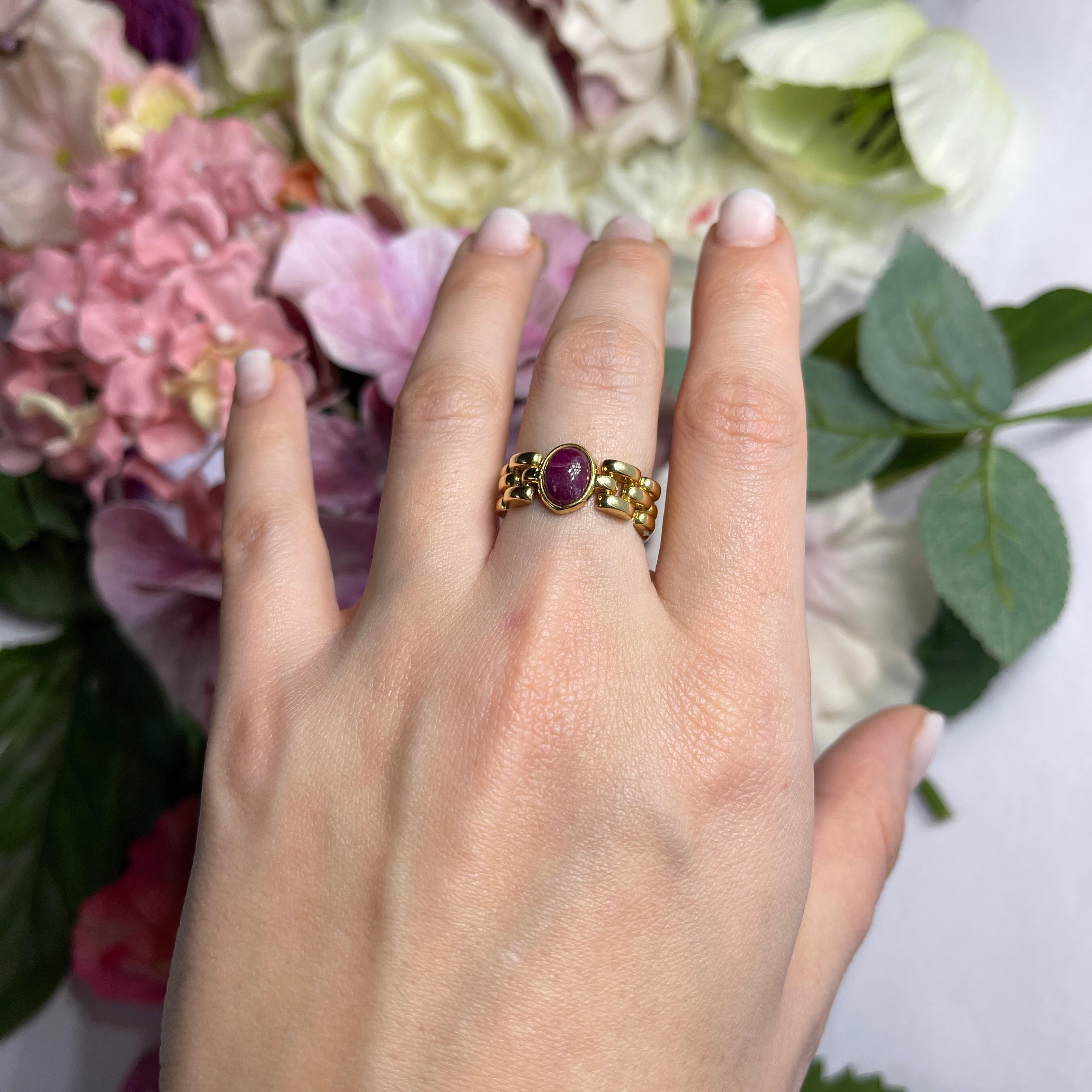 18kt Yellow Gold Ring with Cabochon Ruby For Sale 2