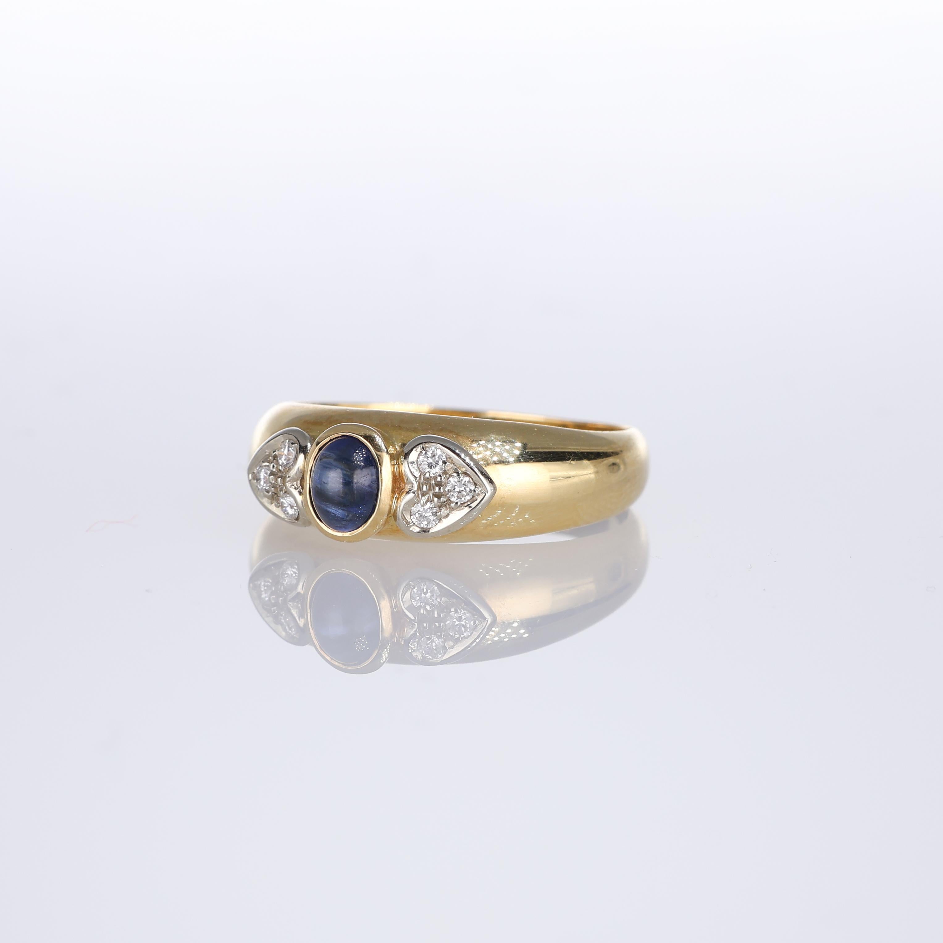 18kt Yellow Gold Ring with Cabochon Sapphire and Diamond Hearts In New Condition For Sale In Bergamo, BG