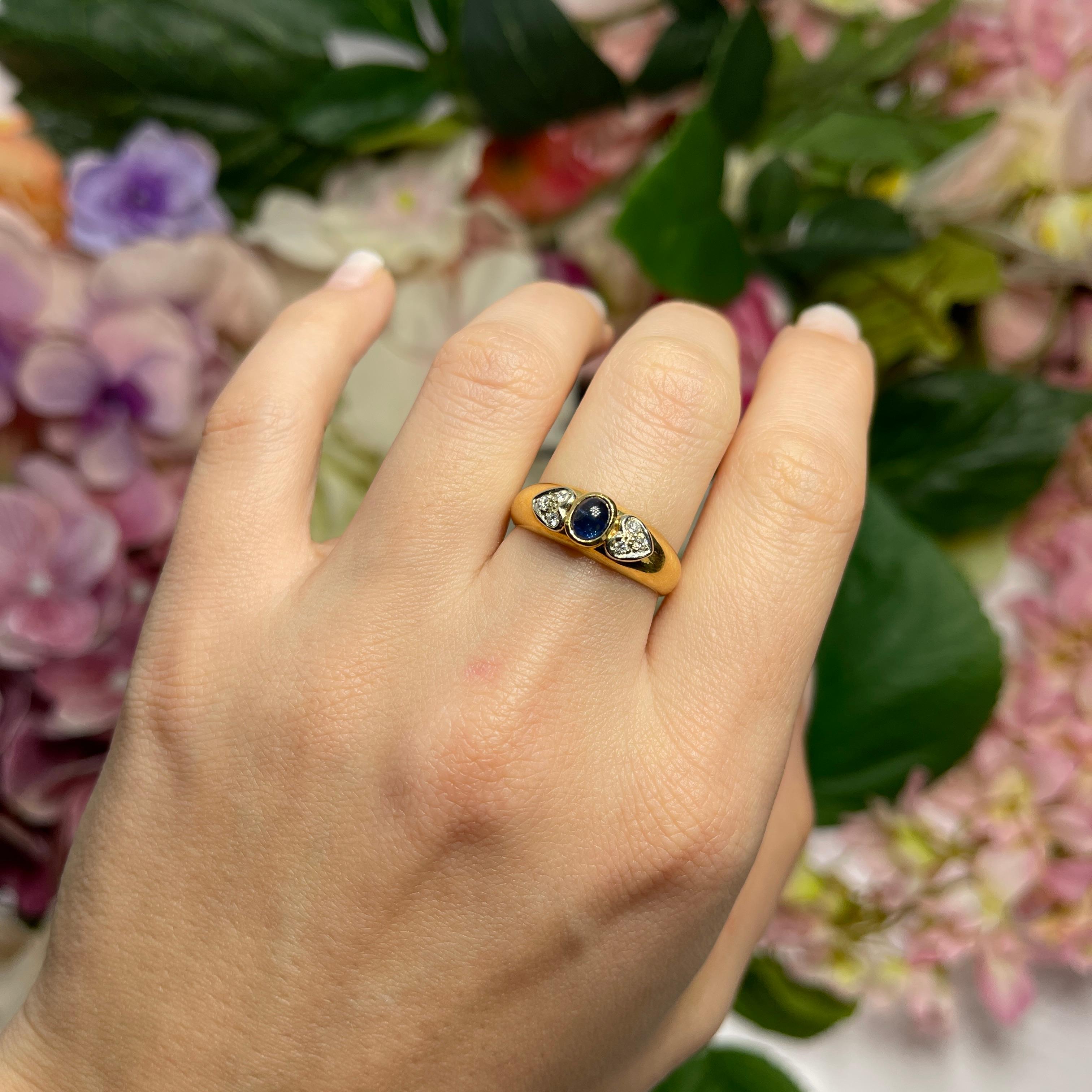 18kt Yellow Gold Ring with Cabochon Sapphire and Diamond Hearts For Sale 2